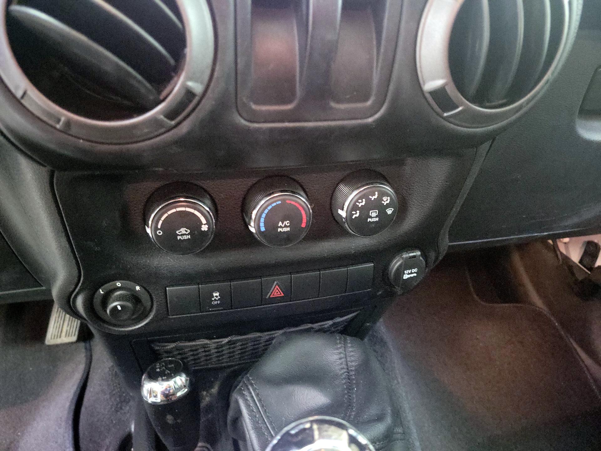 Thumbnail: 2016 Jeep Wrangler - 14
