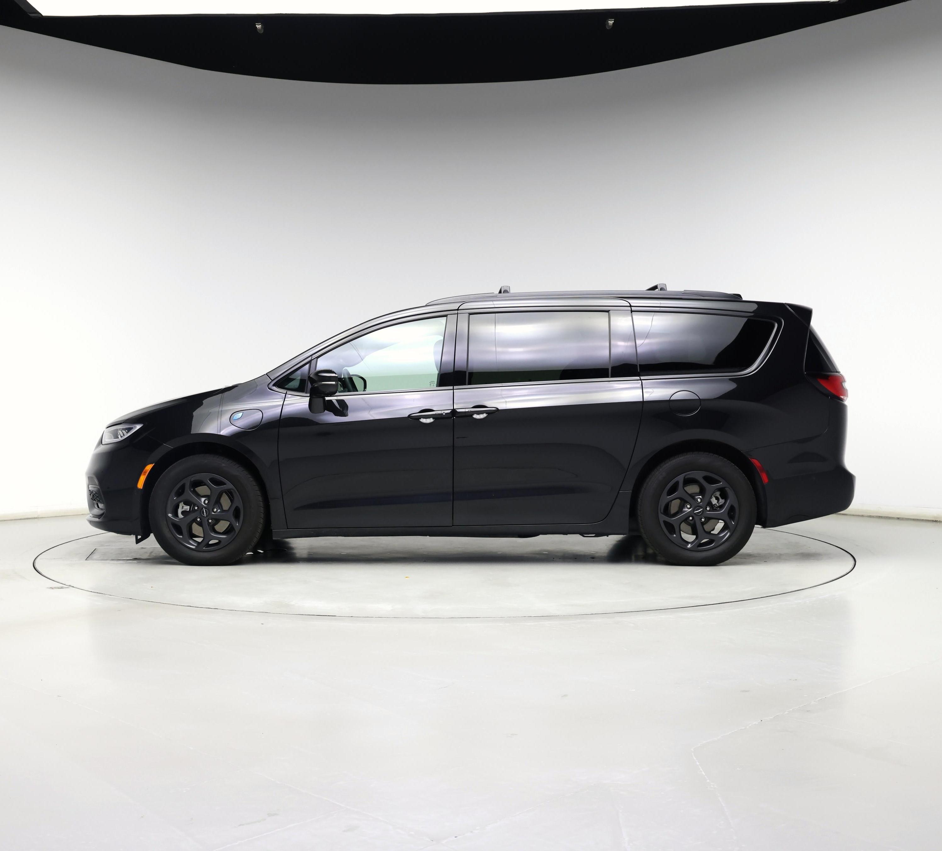 Thumbnail: 2022 Chrysler Pacifica - 3