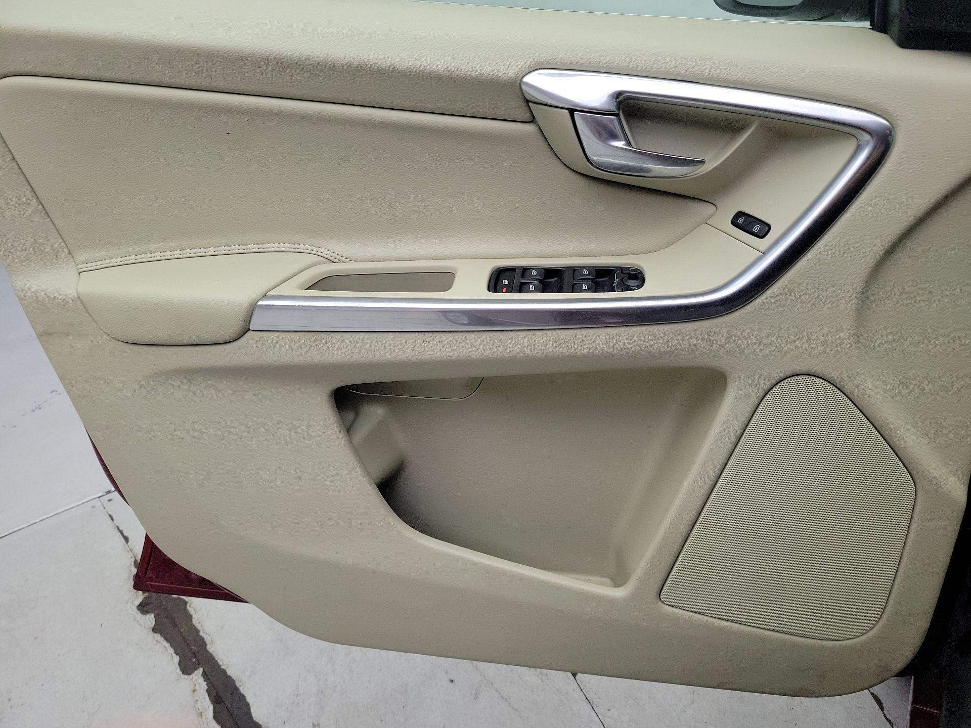 Thumbnail: 2015 Volvo XC60 - 12