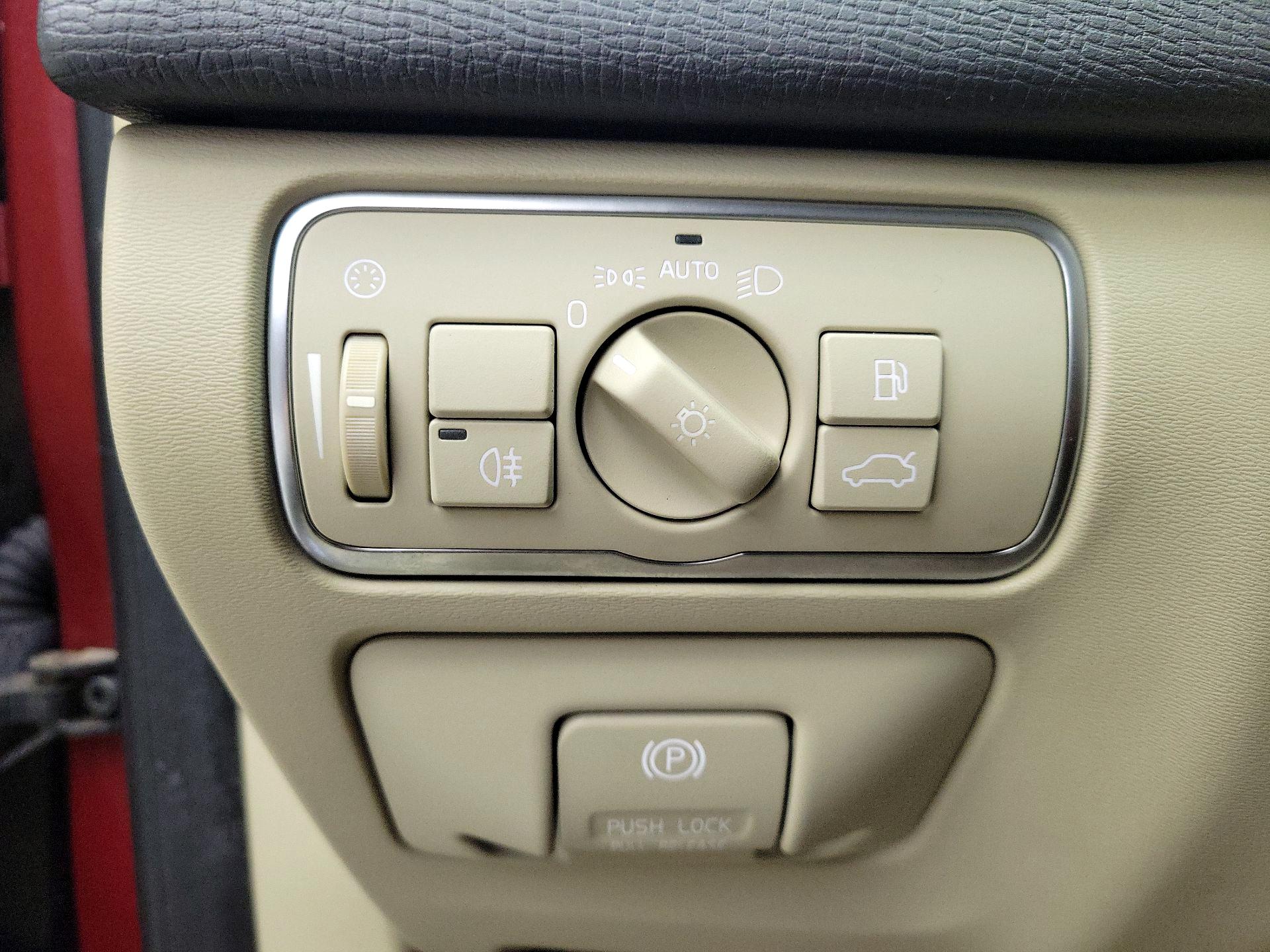 Thumbnail: 2015 Volvo XC60 - 13