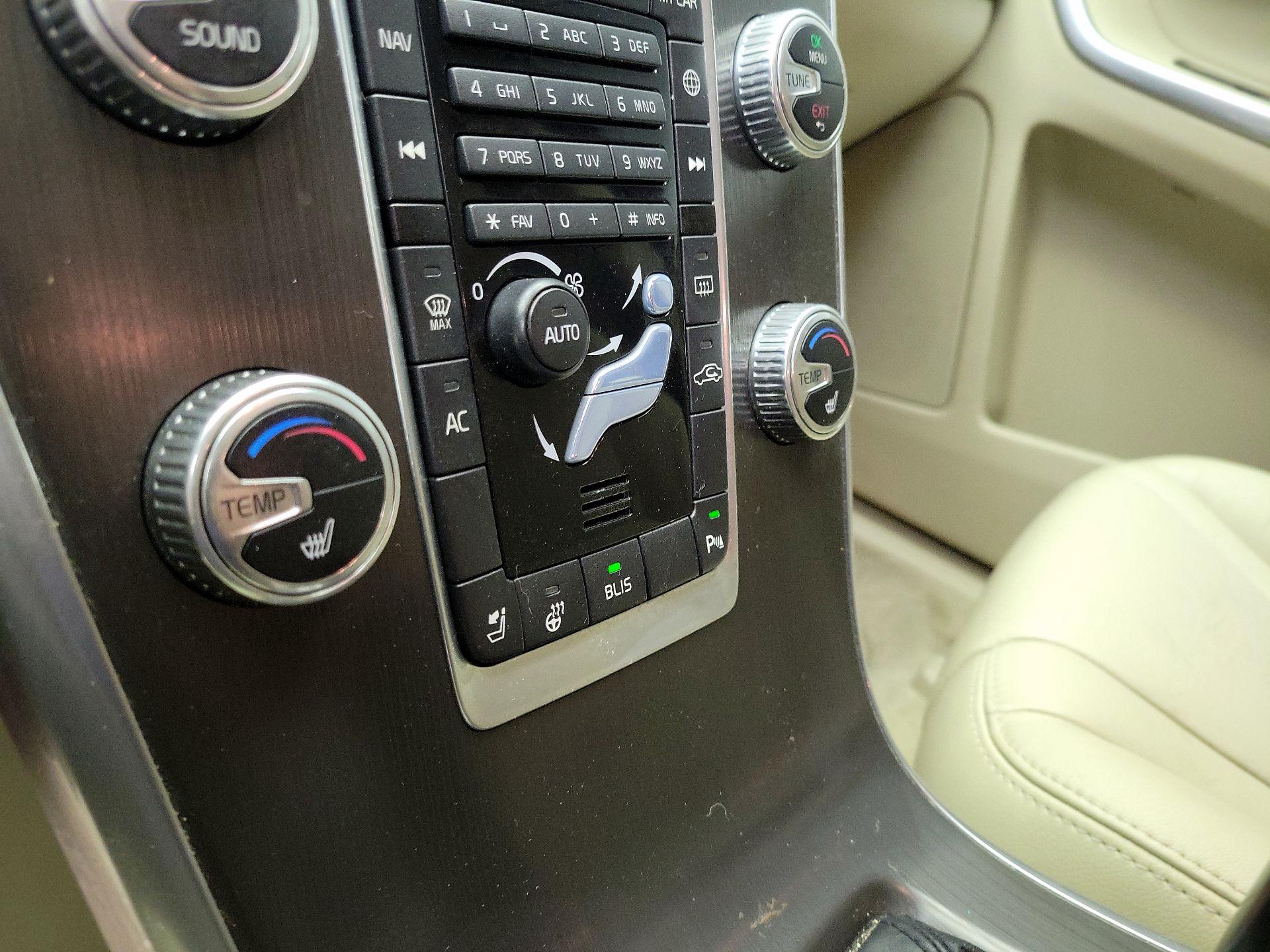 Thumbnail: 2015 Volvo XC60 - 15