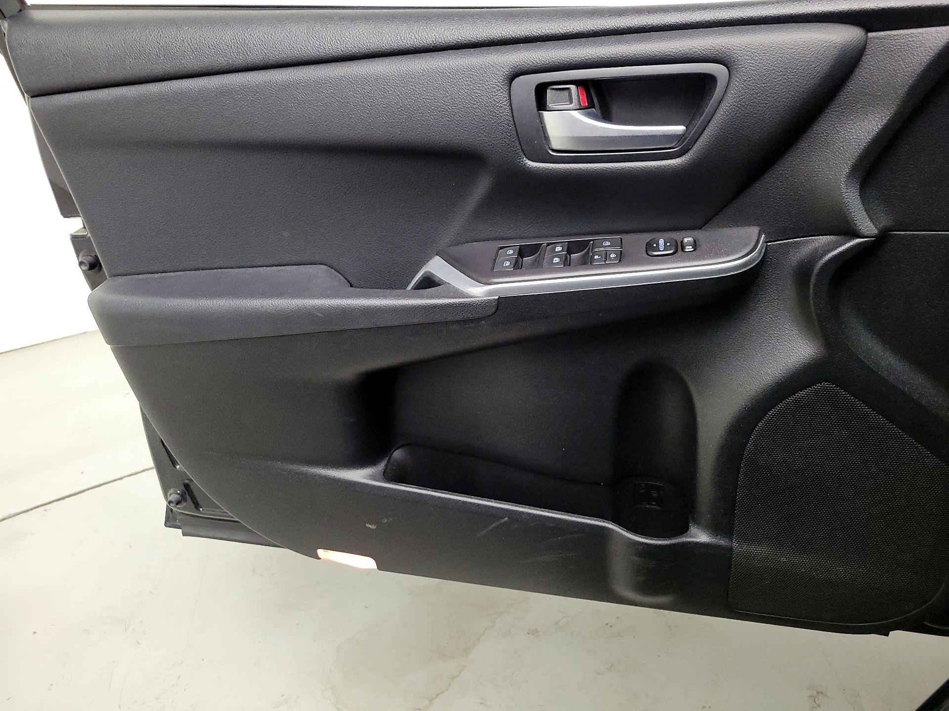 Thumbnail: 2016 Toyota Camry - 12