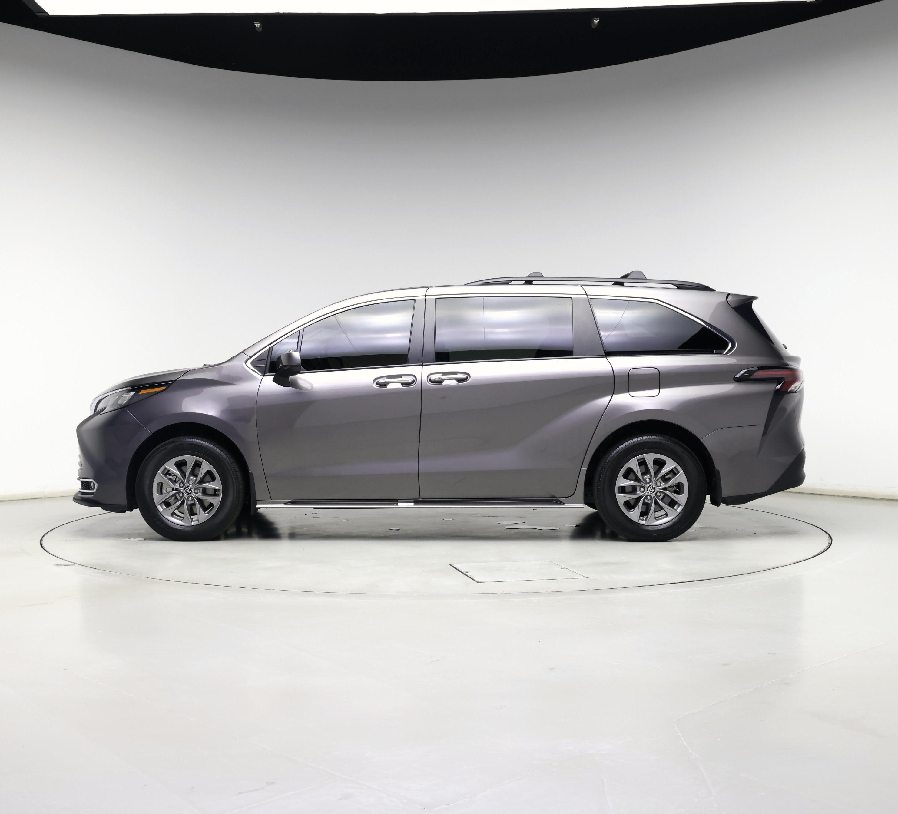 Thumbnail: 2023 Toyota Sienna - 3