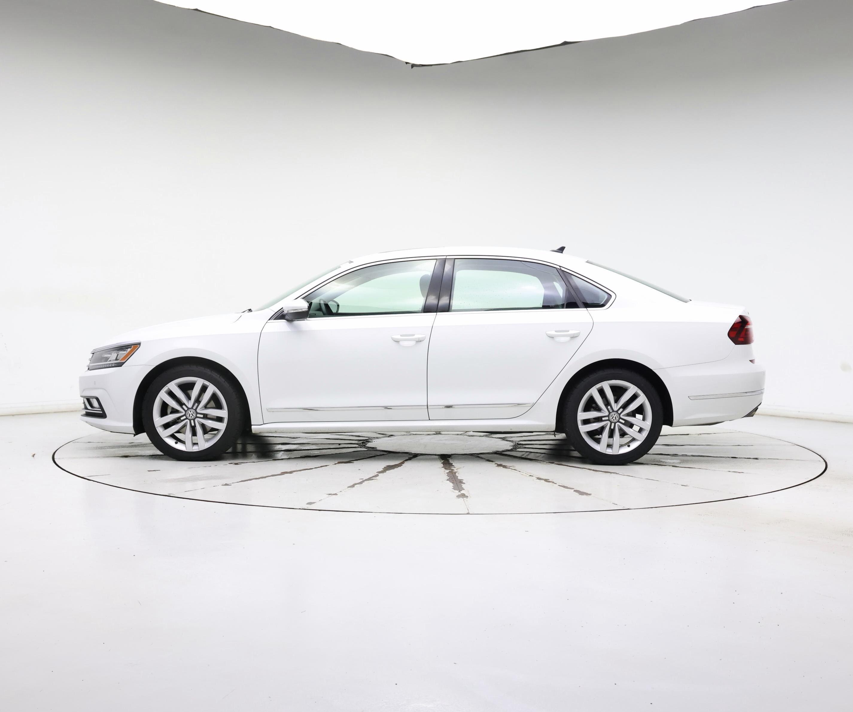 Thumbnail: 2017 Volkswagen Passat - 3