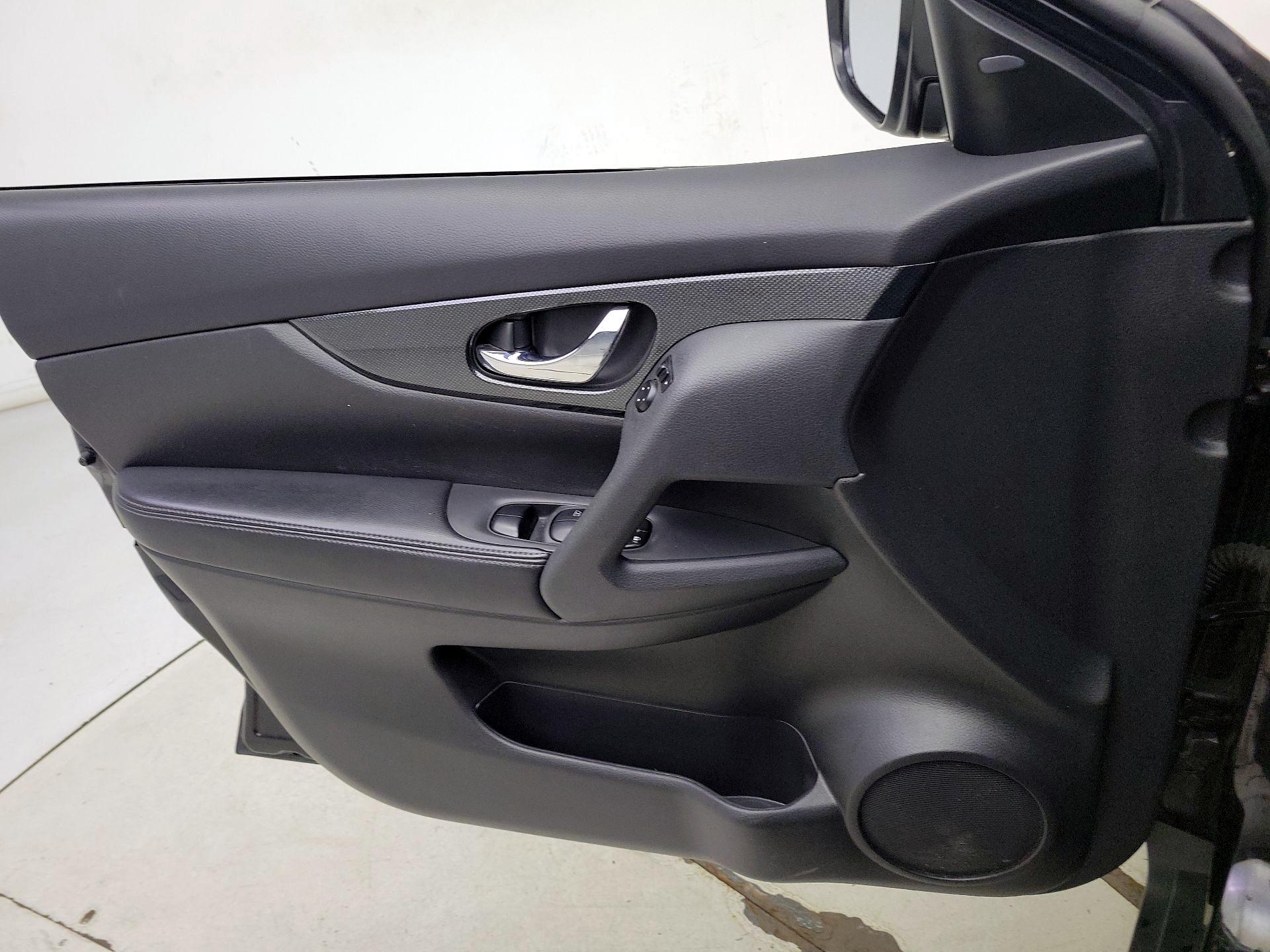 Thumbnail: 2016 Nissan Rogue - 12