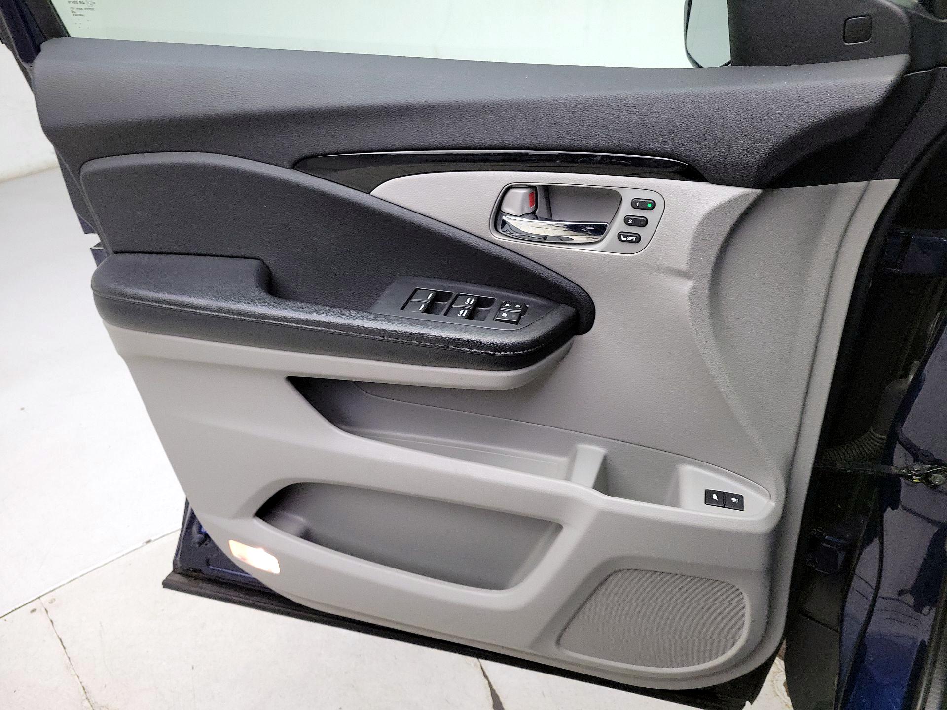 Thumbnail: 2016 Honda Pilot - 12