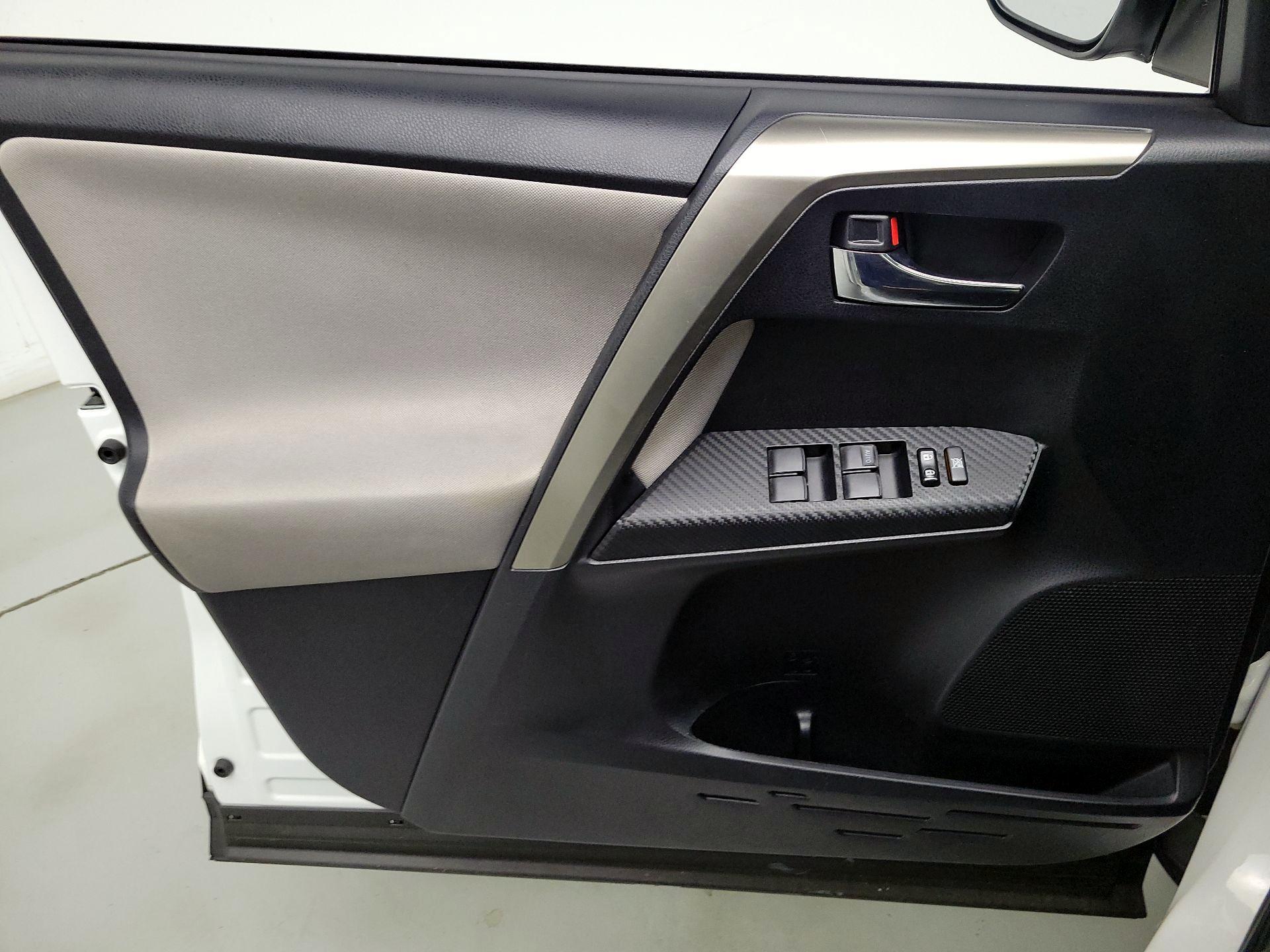 Thumbnail: 2015 Toyota RAV4 - 12