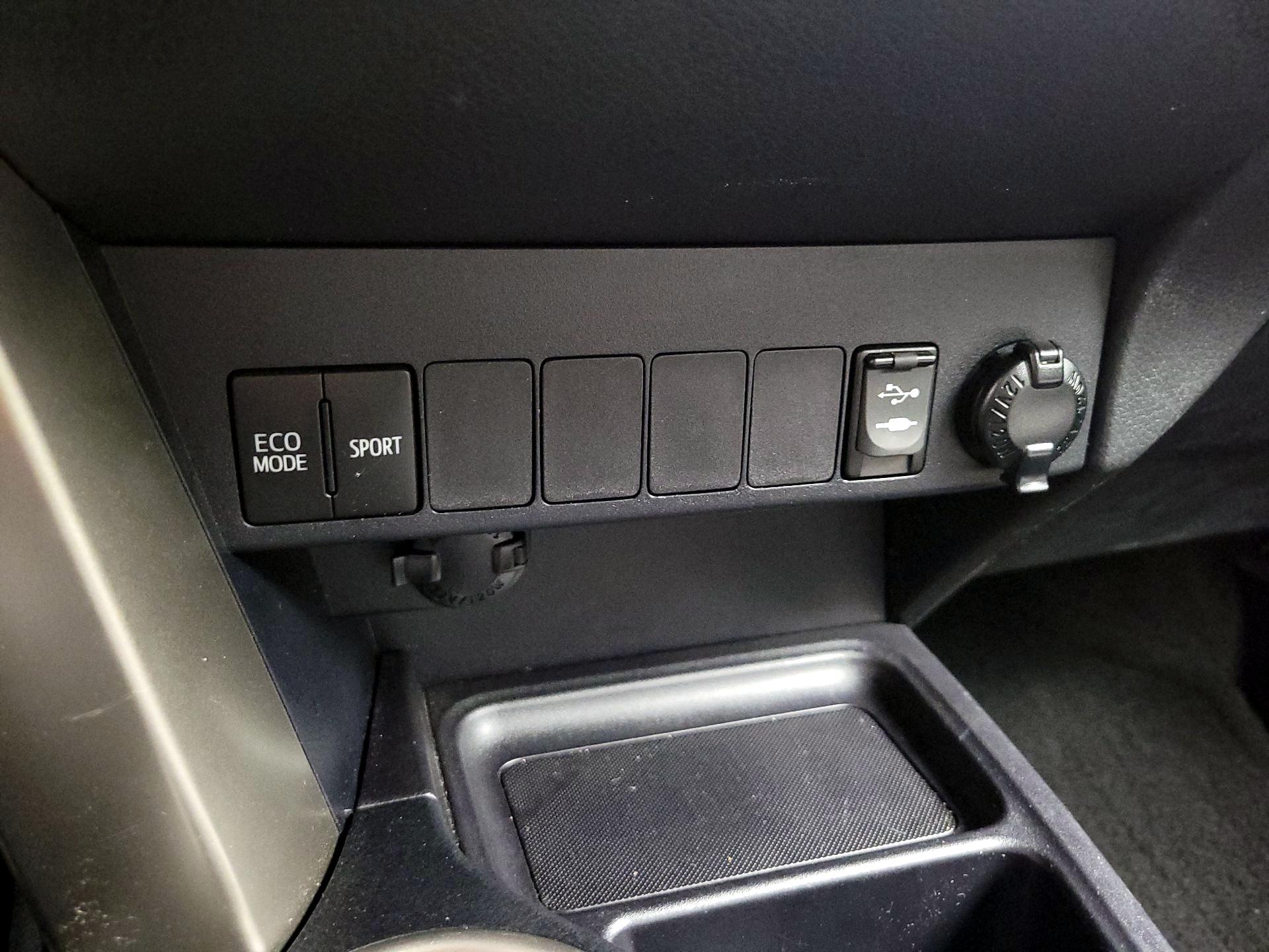 Thumbnail: 2015 Toyota RAV4 - 18