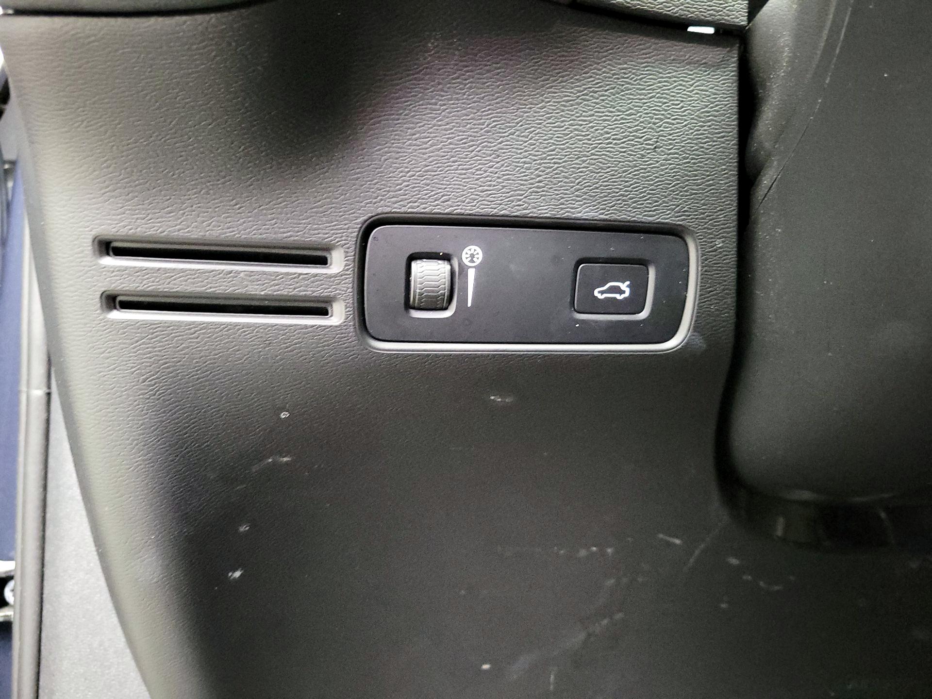 Thumbnail: 2022 Volvo XC40 - 13