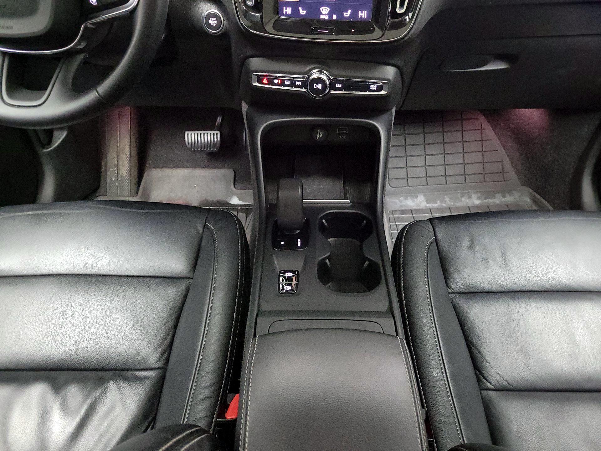 Thumbnail: 2022 Volvo XC40 - 18