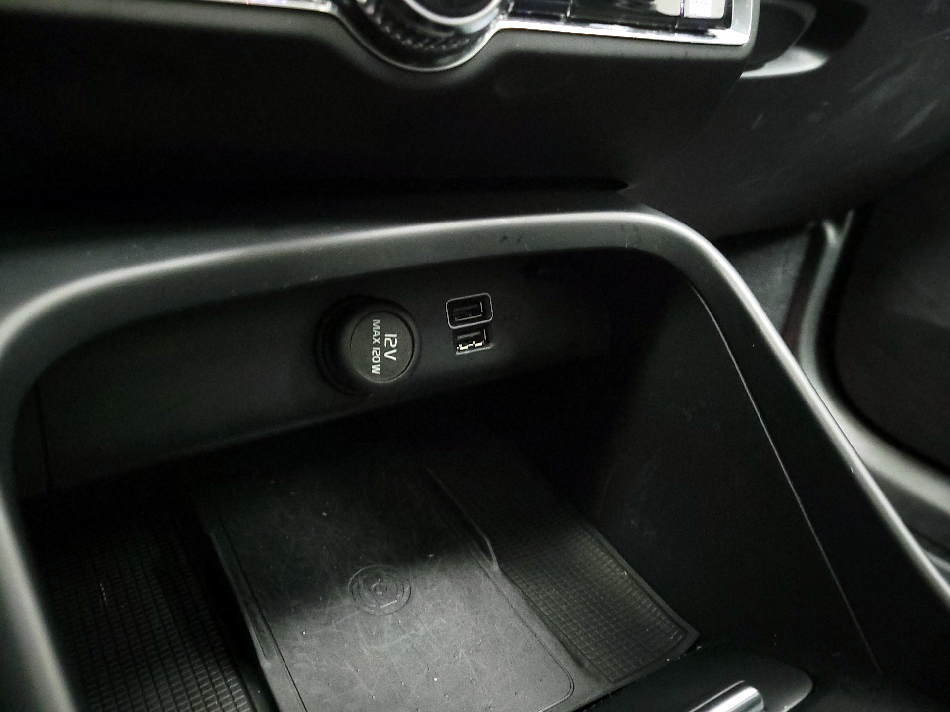 Thumbnail: 2022 Volvo XC40 - 19