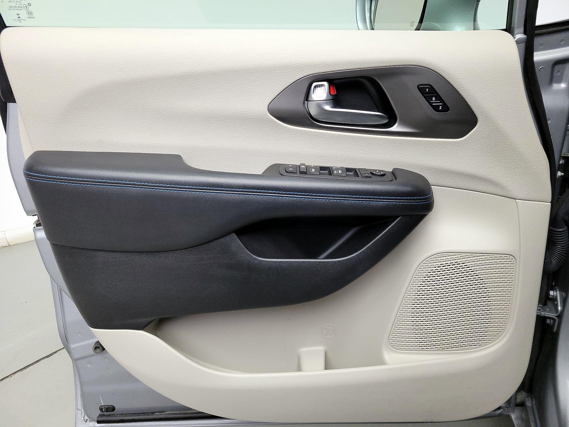 Thumbnail: 2021 Chrysler Pacifica - 12