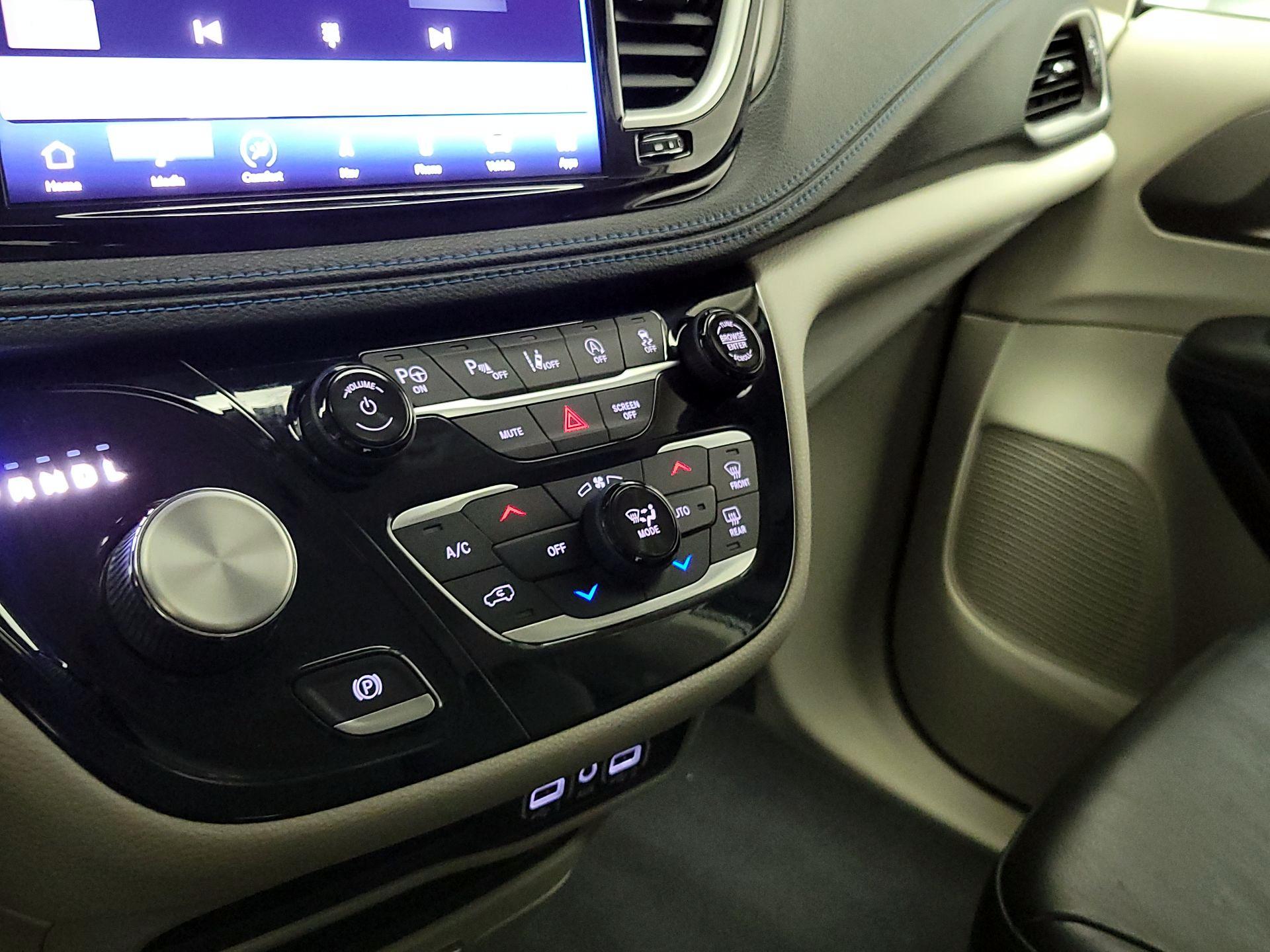 Thumbnail: 2021 Chrysler Pacifica - 17