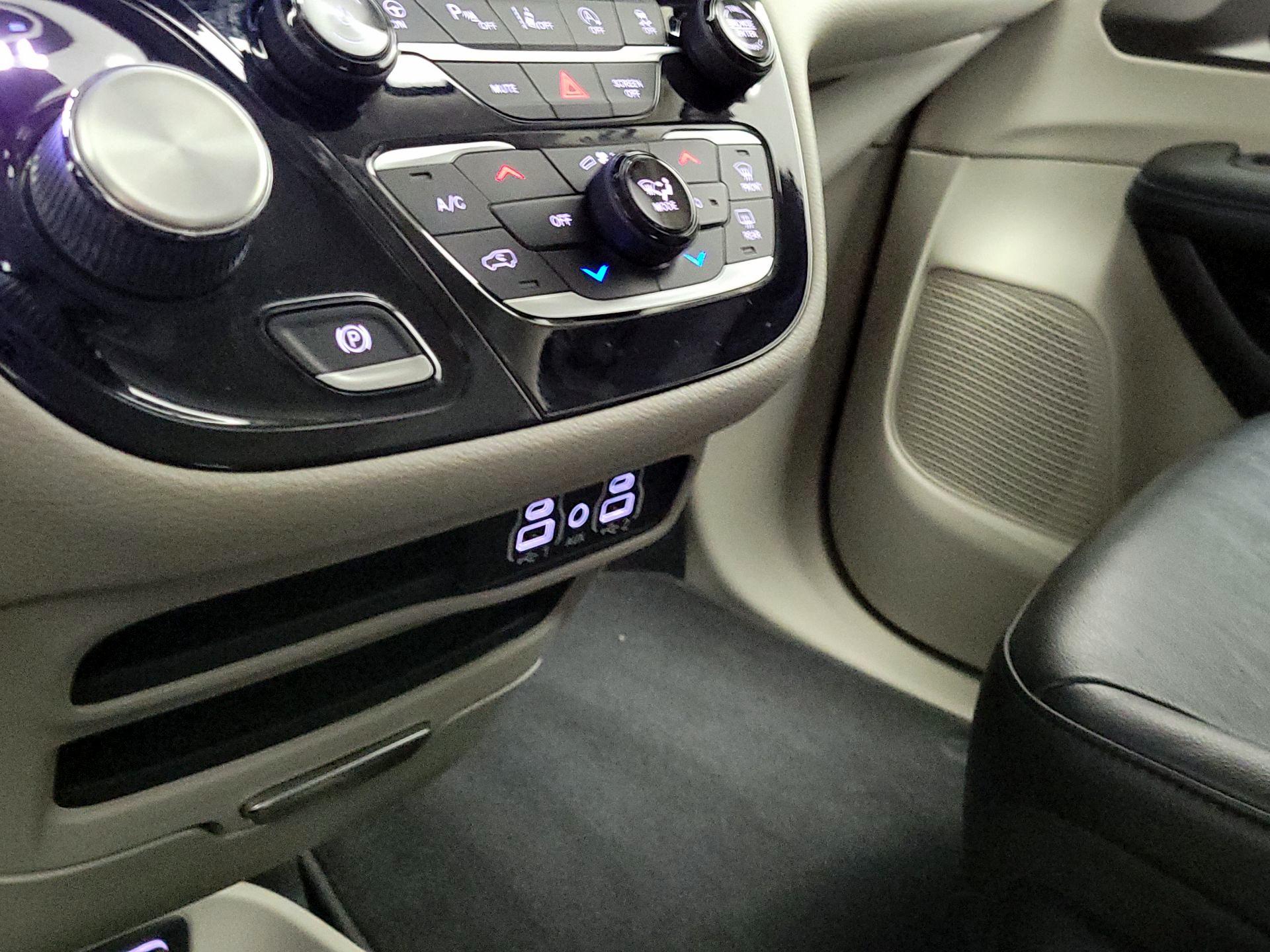 Thumbnail: 2021 Chrysler Pacifica - 19