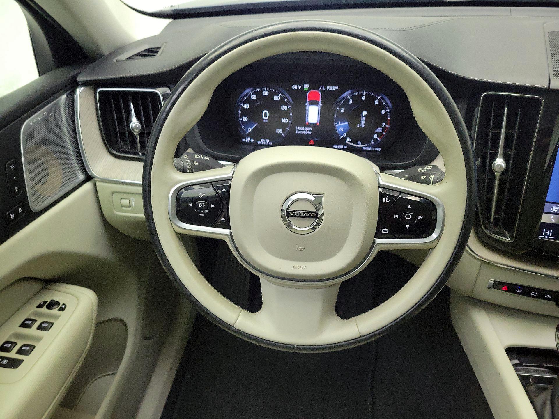 Thumbnail: 2018 Volvo XC60 - 10