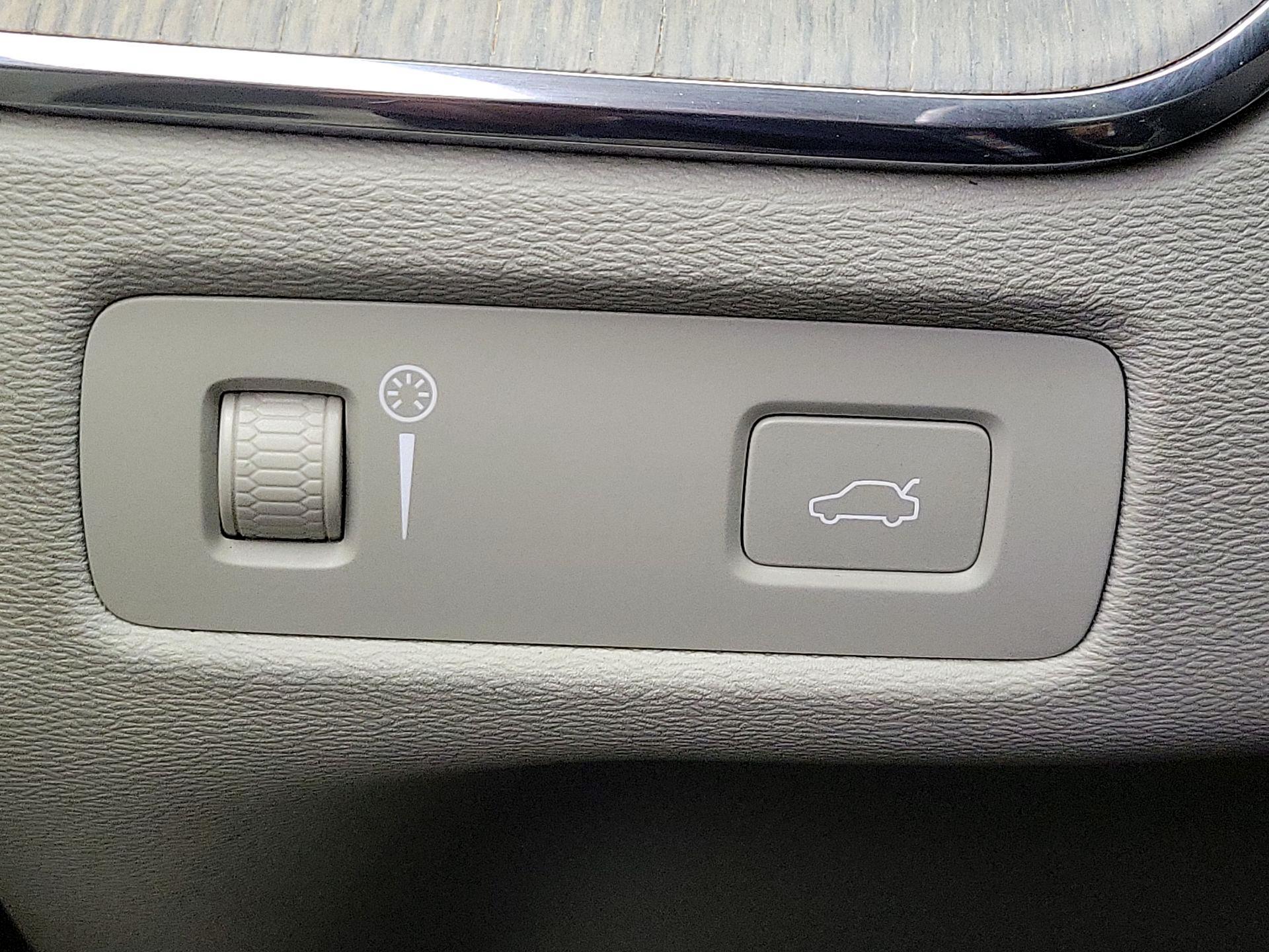 Thumbnail: 2018 Volvo XC60 - 13