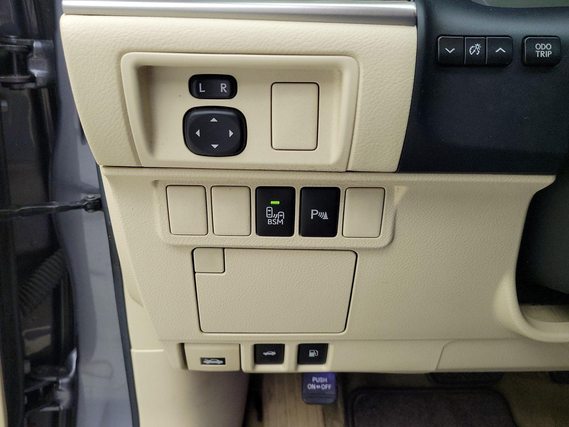 Thumbnail: 2015 Lexus ES - 13