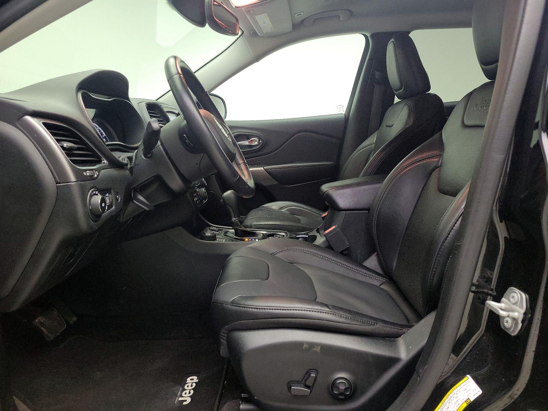 Thumbnail: 2019 Jeep Cherokee - 11