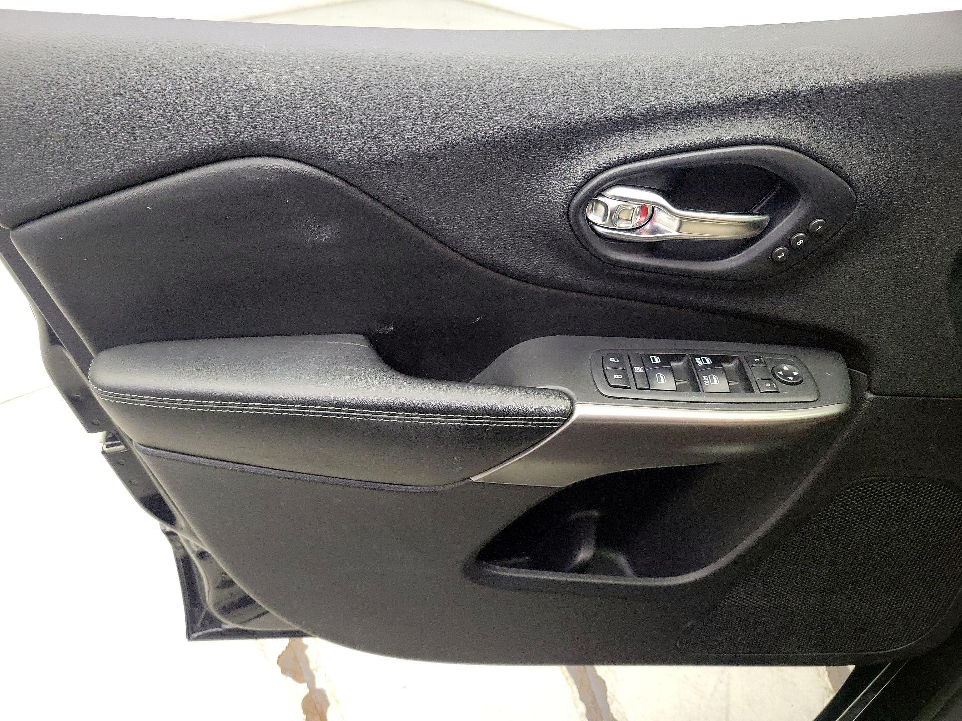 Thumbnail: 2019 Jeep Cherokee - 12