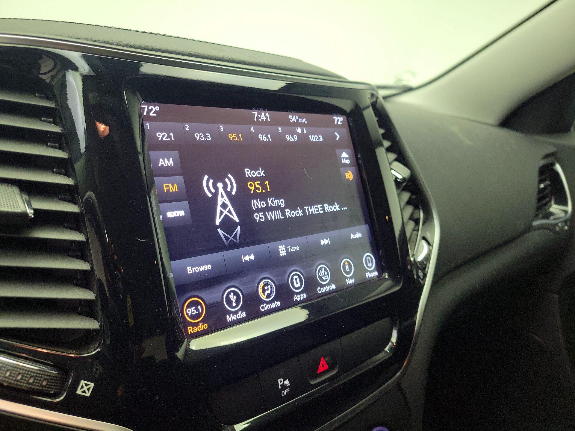 Thumbnail: 2019 Jeep Cherokee - 16