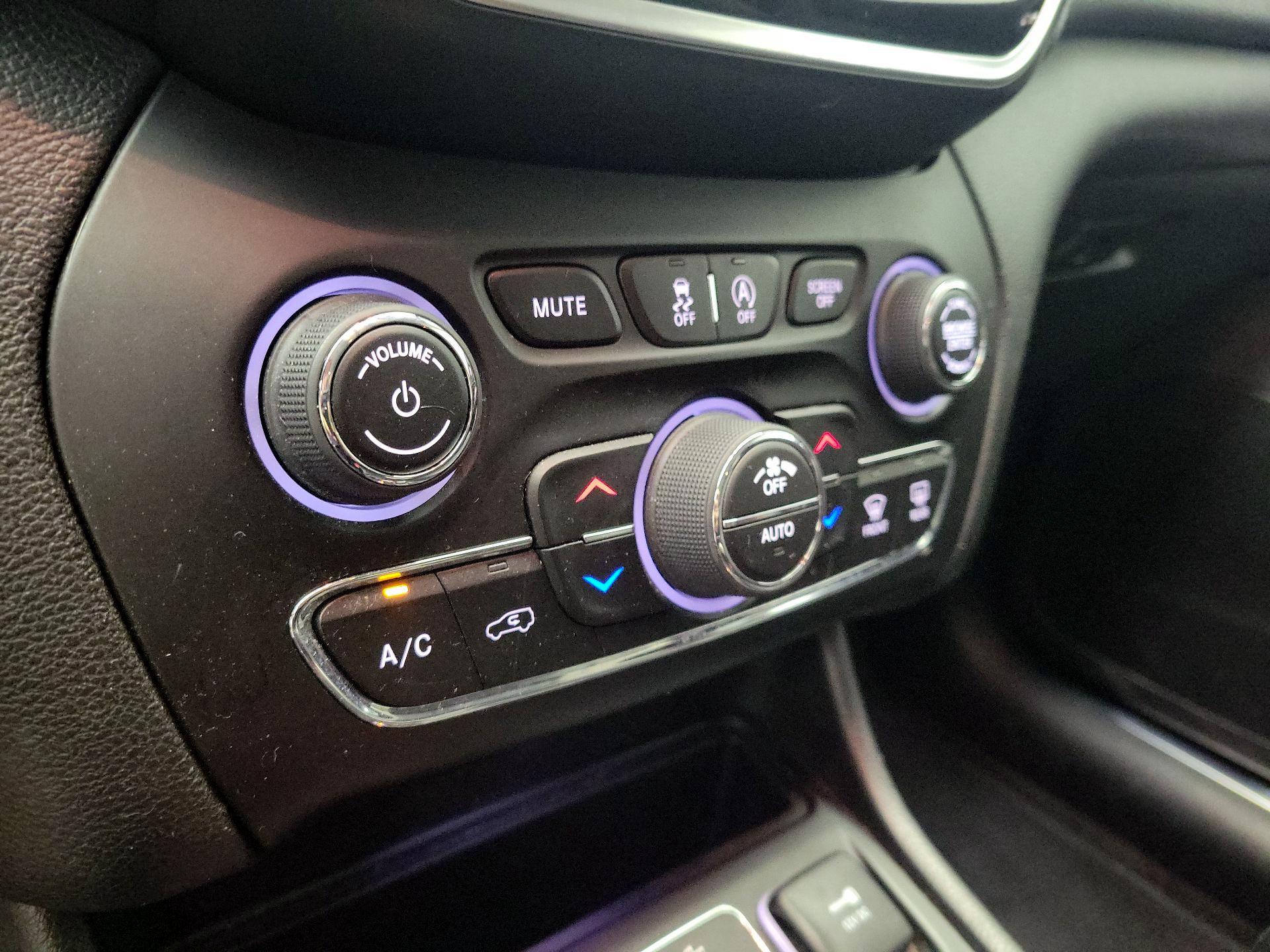 Thumbnail: 2019 Jeep Cherokee - 17