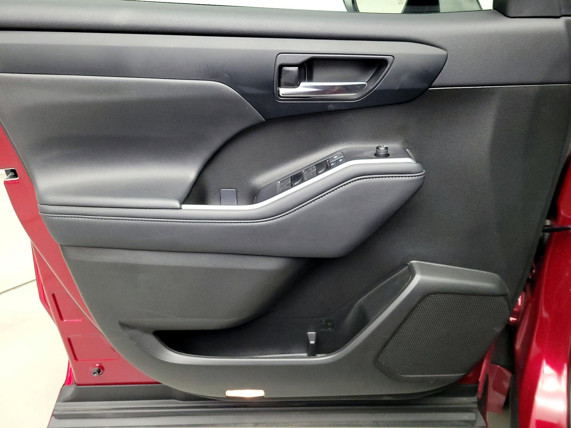 Thumbnail: 2021 Toyota Highlander - 12