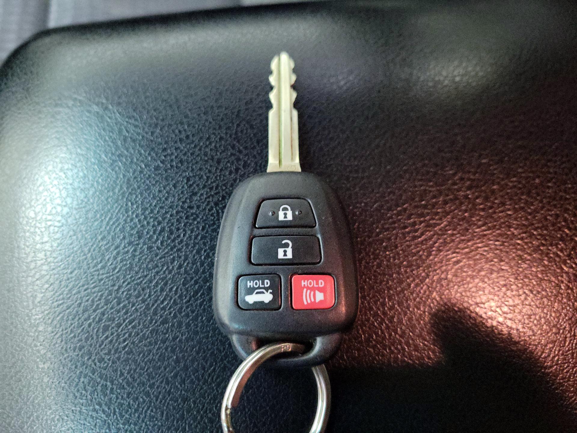 Thumbnail: 2014 Toyota Camry - 20