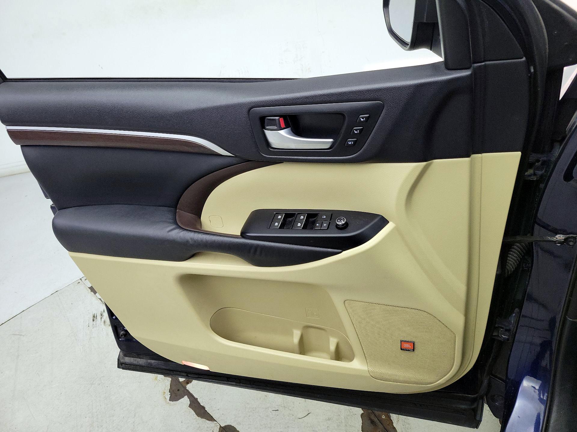 Thumbnail: 2015 Toyota Highlander - 12