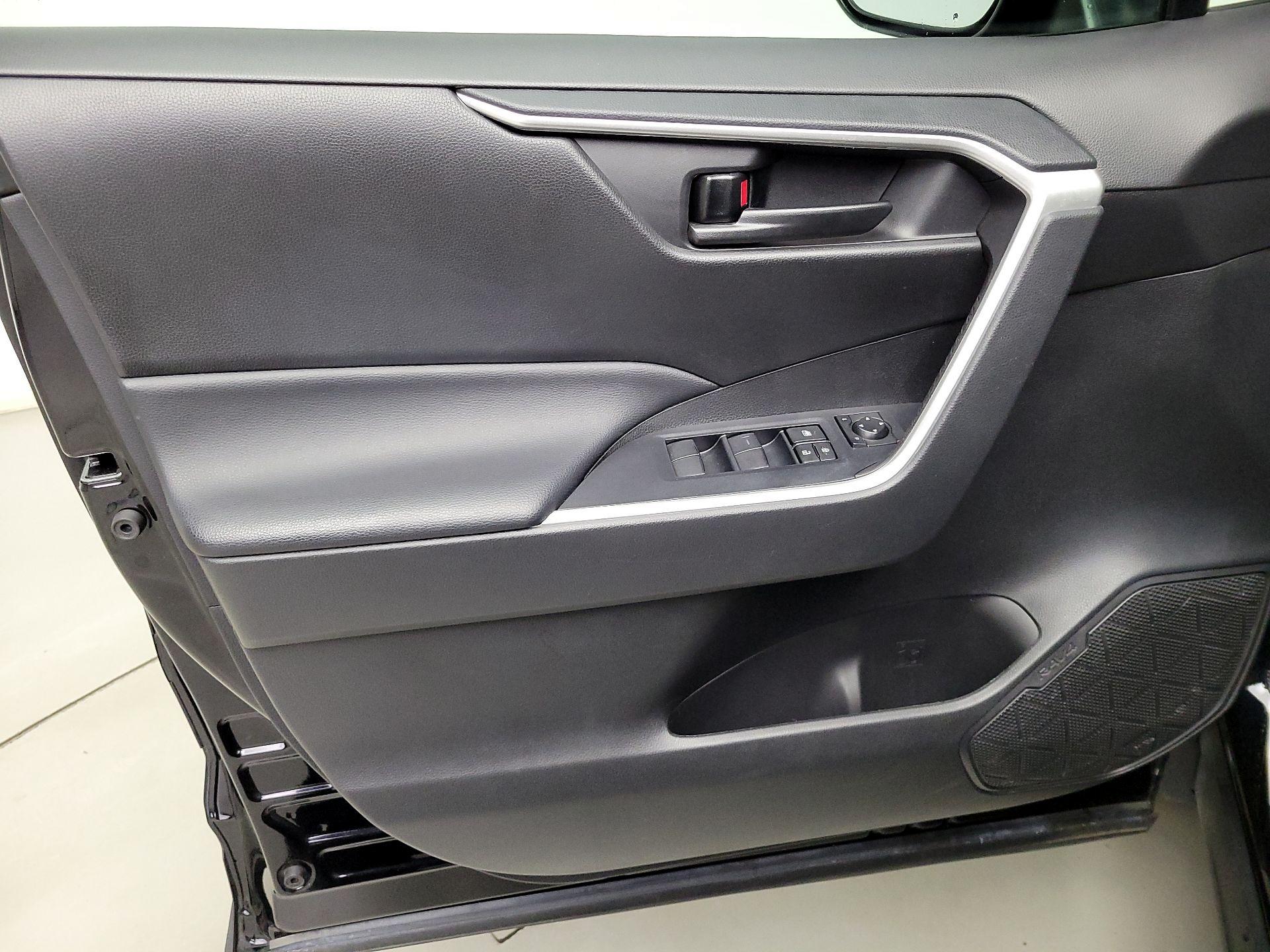 Thumbnail: 2022 Toyota RAV4 - 12