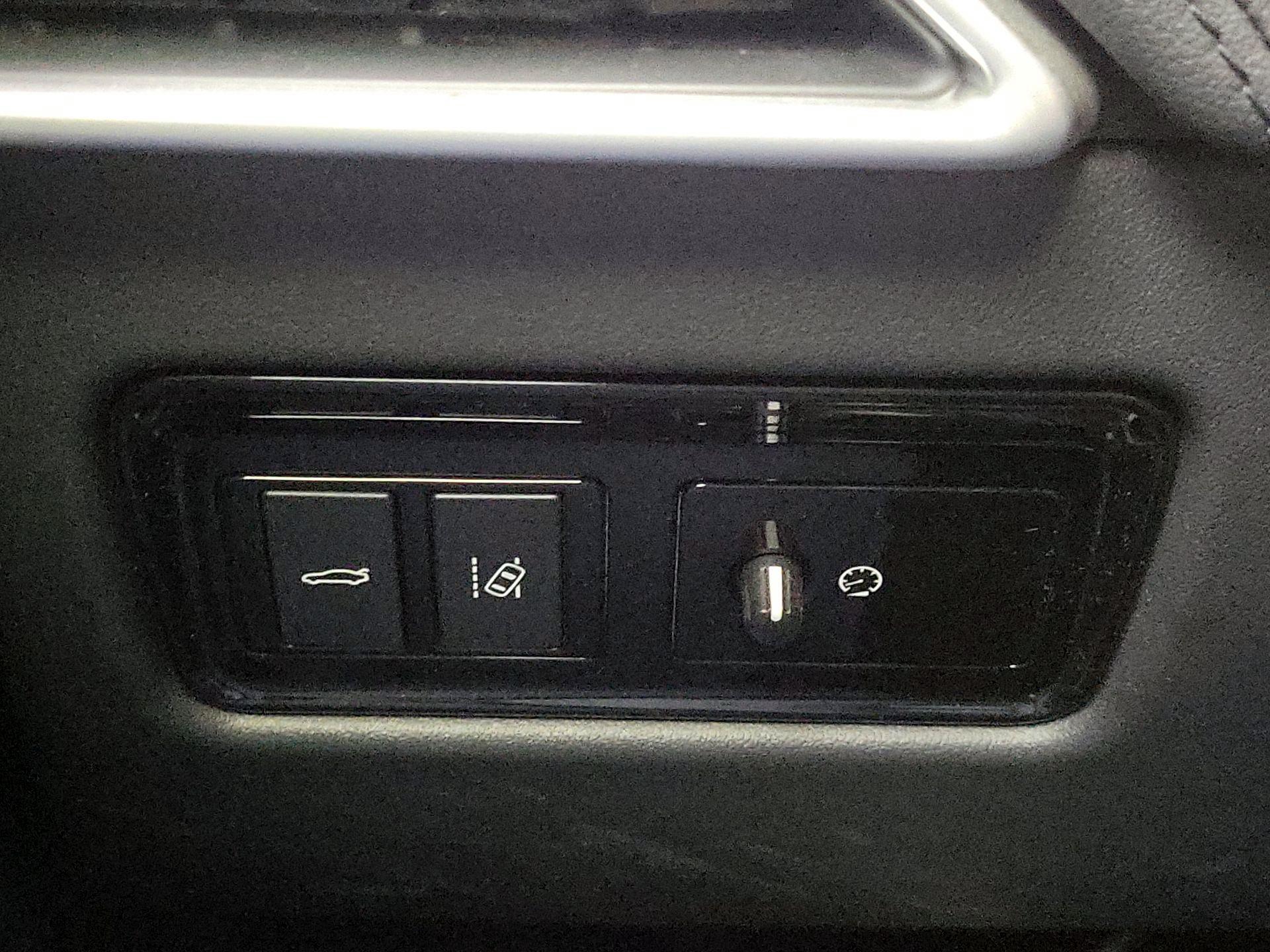 Thumbnail: 2017 Jaguar XE - 13