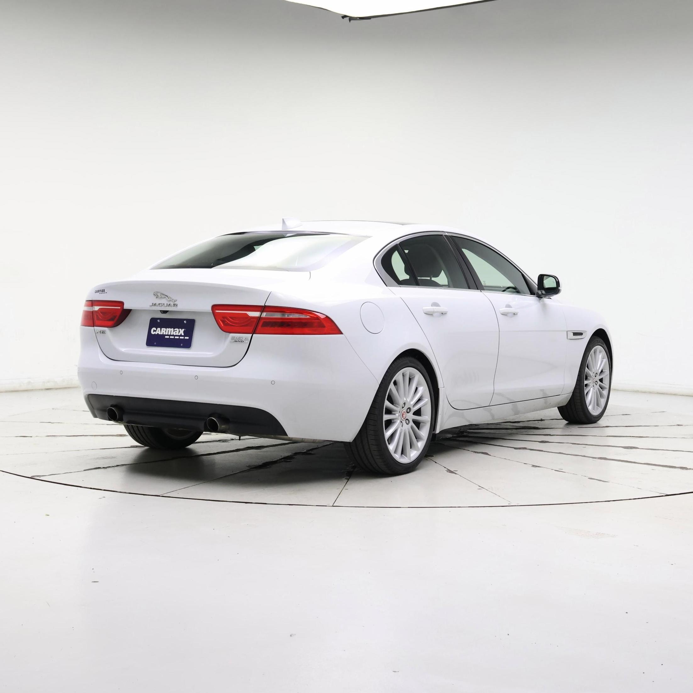 Thumbnail: 2017 Jaguar XE - 8