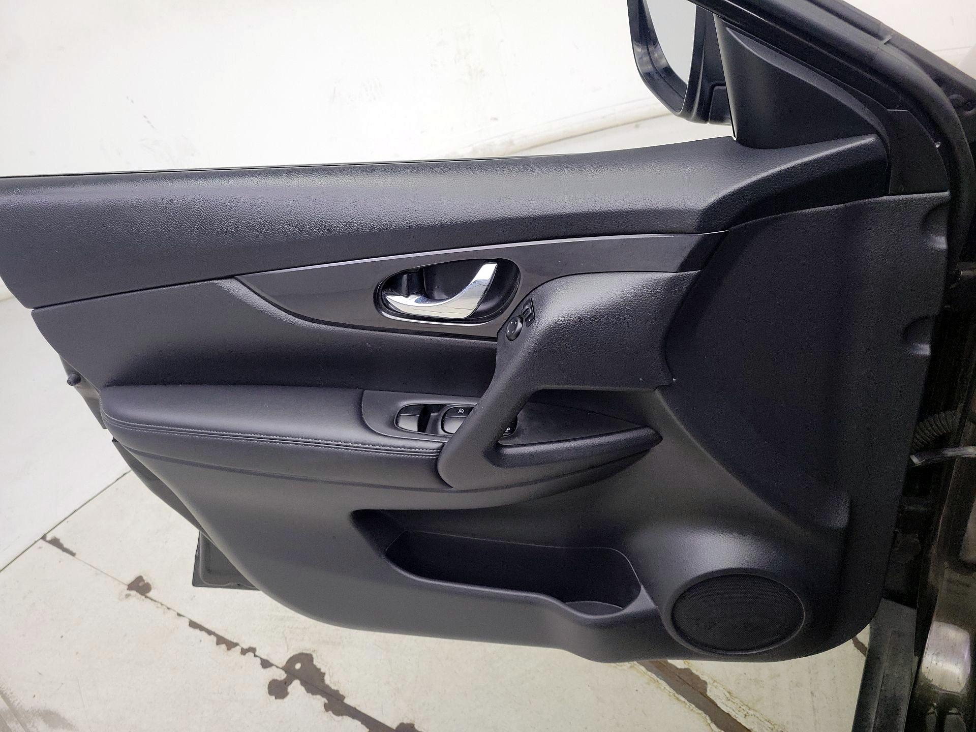 Thumbnail: 2017 Nissan Rogue - 12