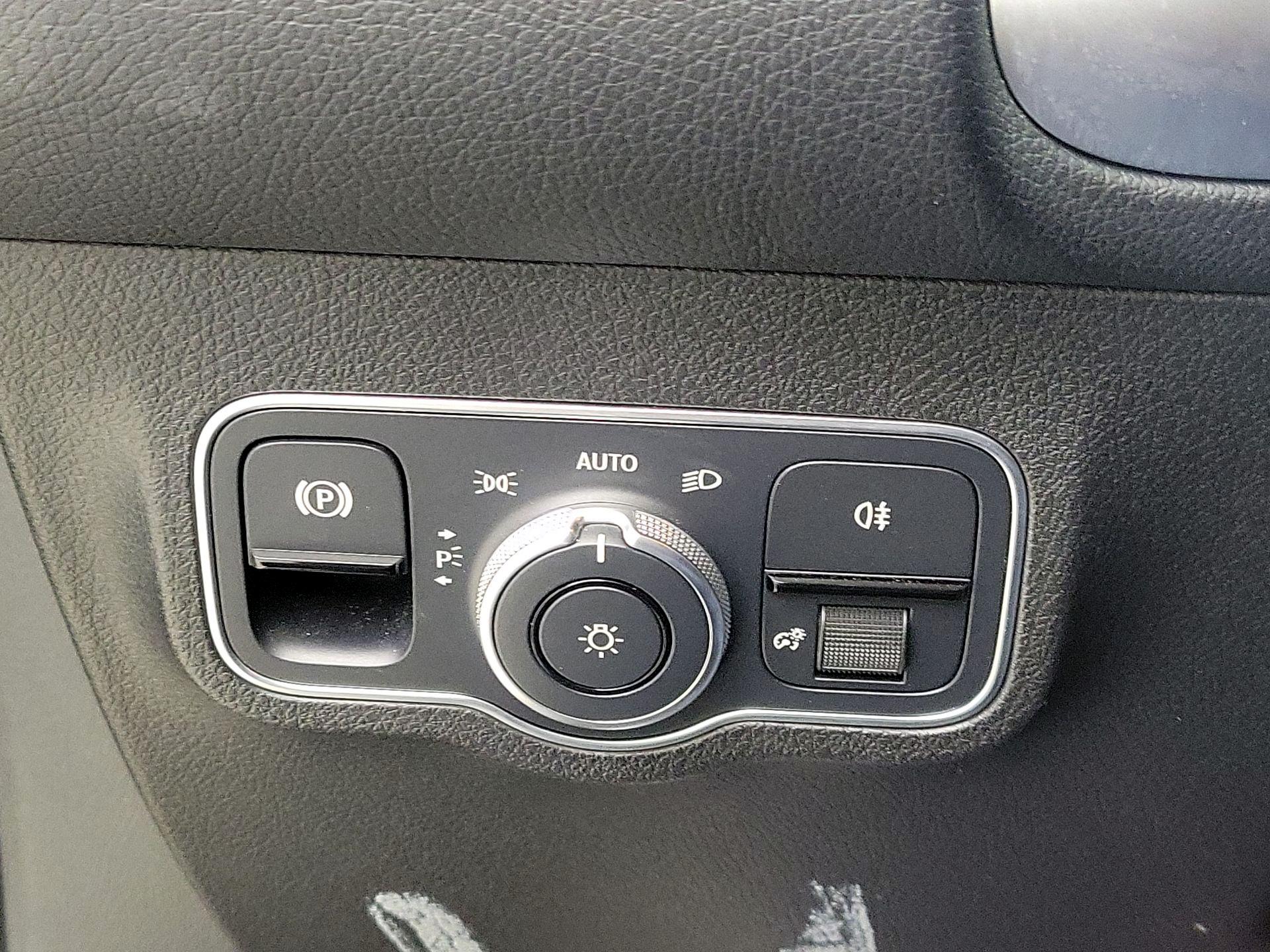 Thumbnail: 2023 Mercedes-Benz GLB - 13