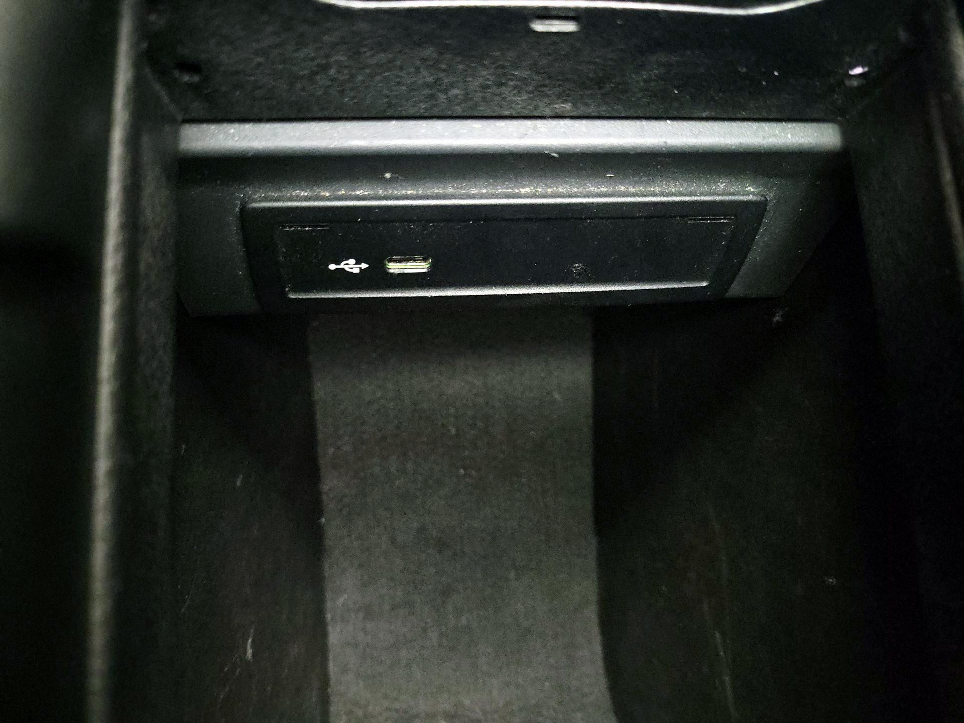 Thumbnail: 2023 Mercedes-Benz GLB - 19