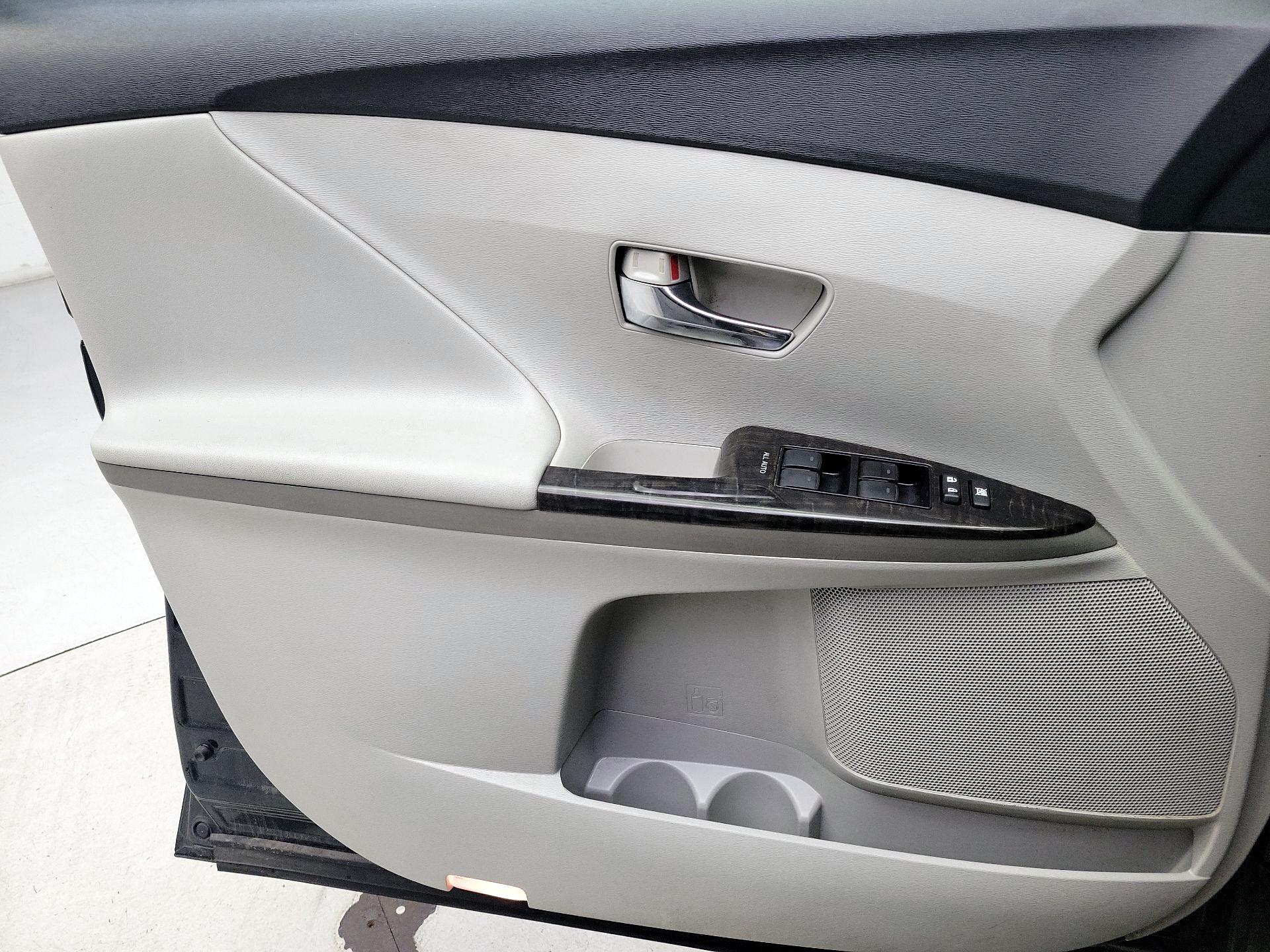 Thumbnail: 2015 Toyota Venza - 12