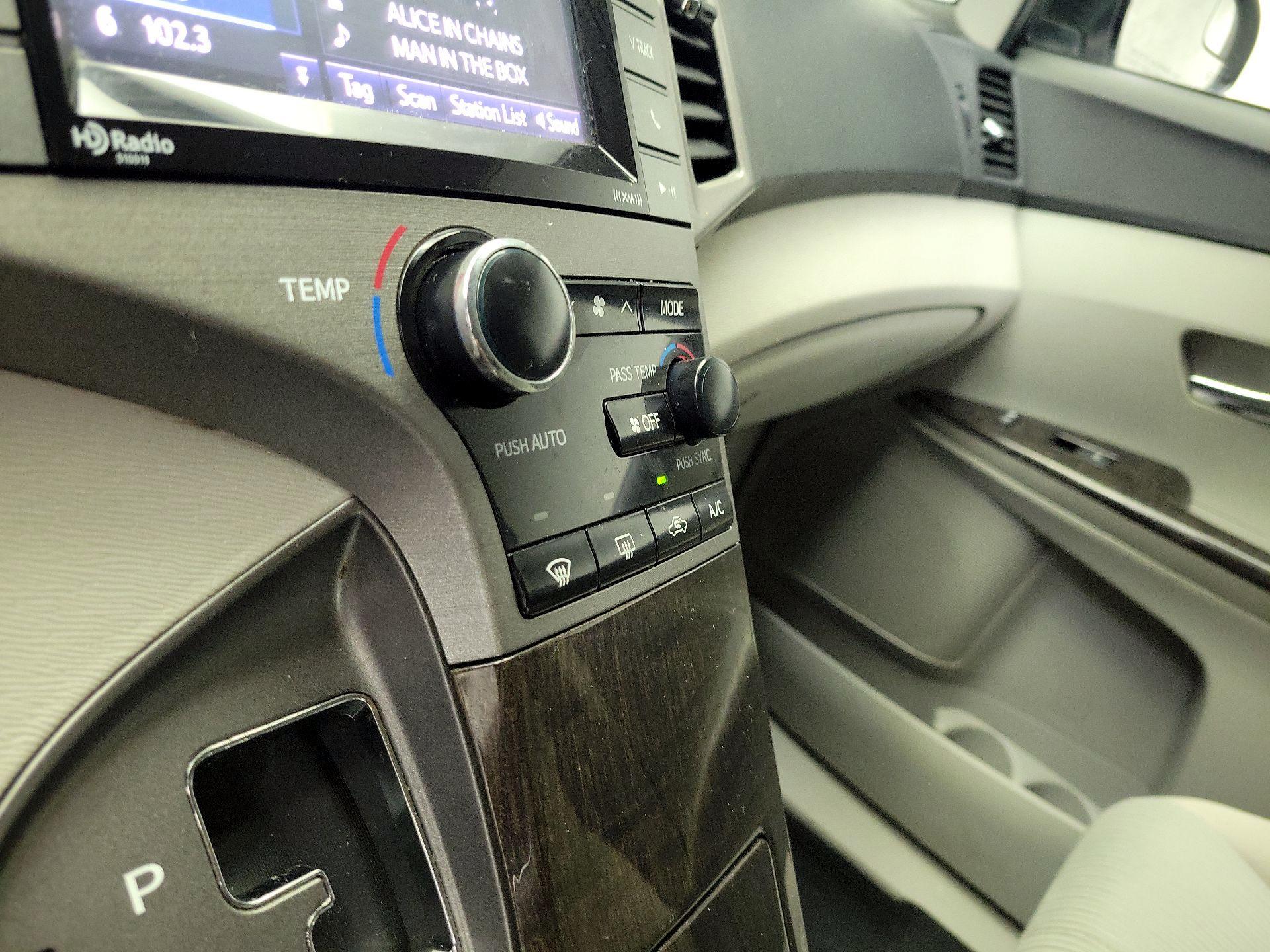 Thumbnail: 2015 Toyota Venza - 16