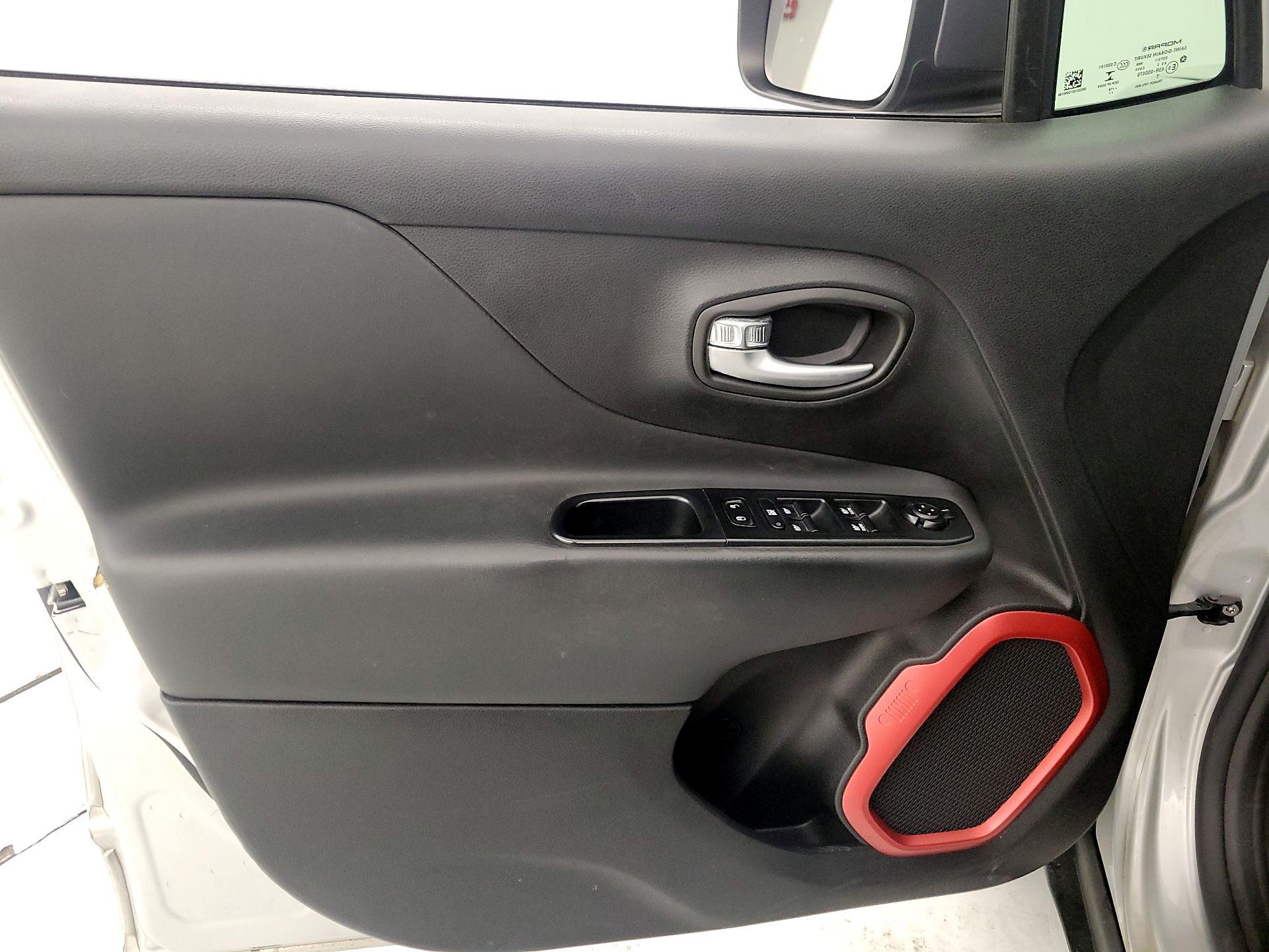 Thumbnail: 2016 Jeep Renegade - 12