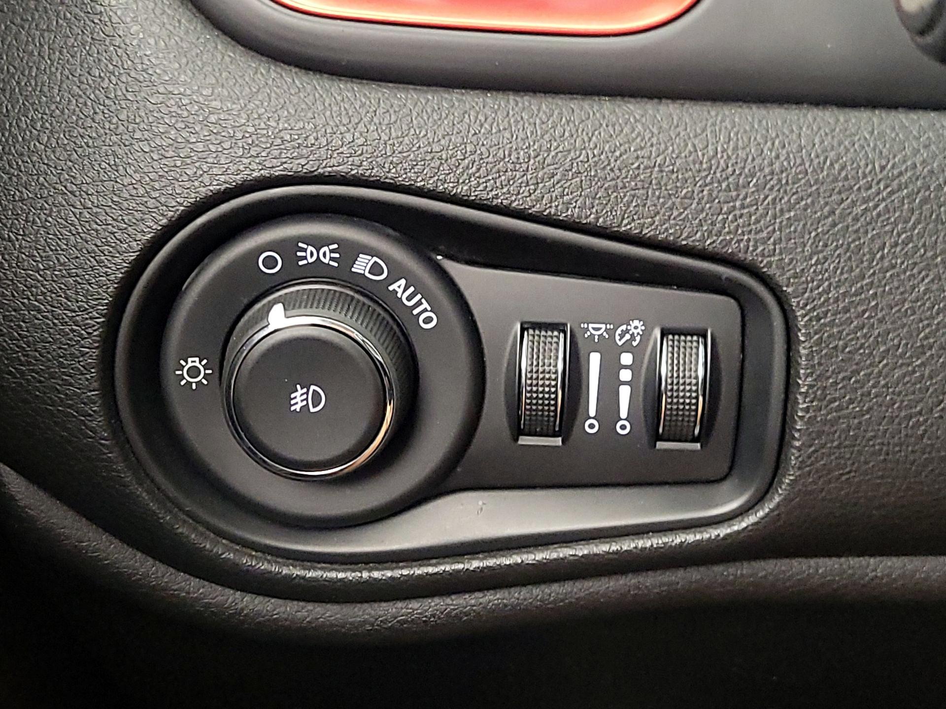 Thumbnail: 2016 Jeep Renegade - 13