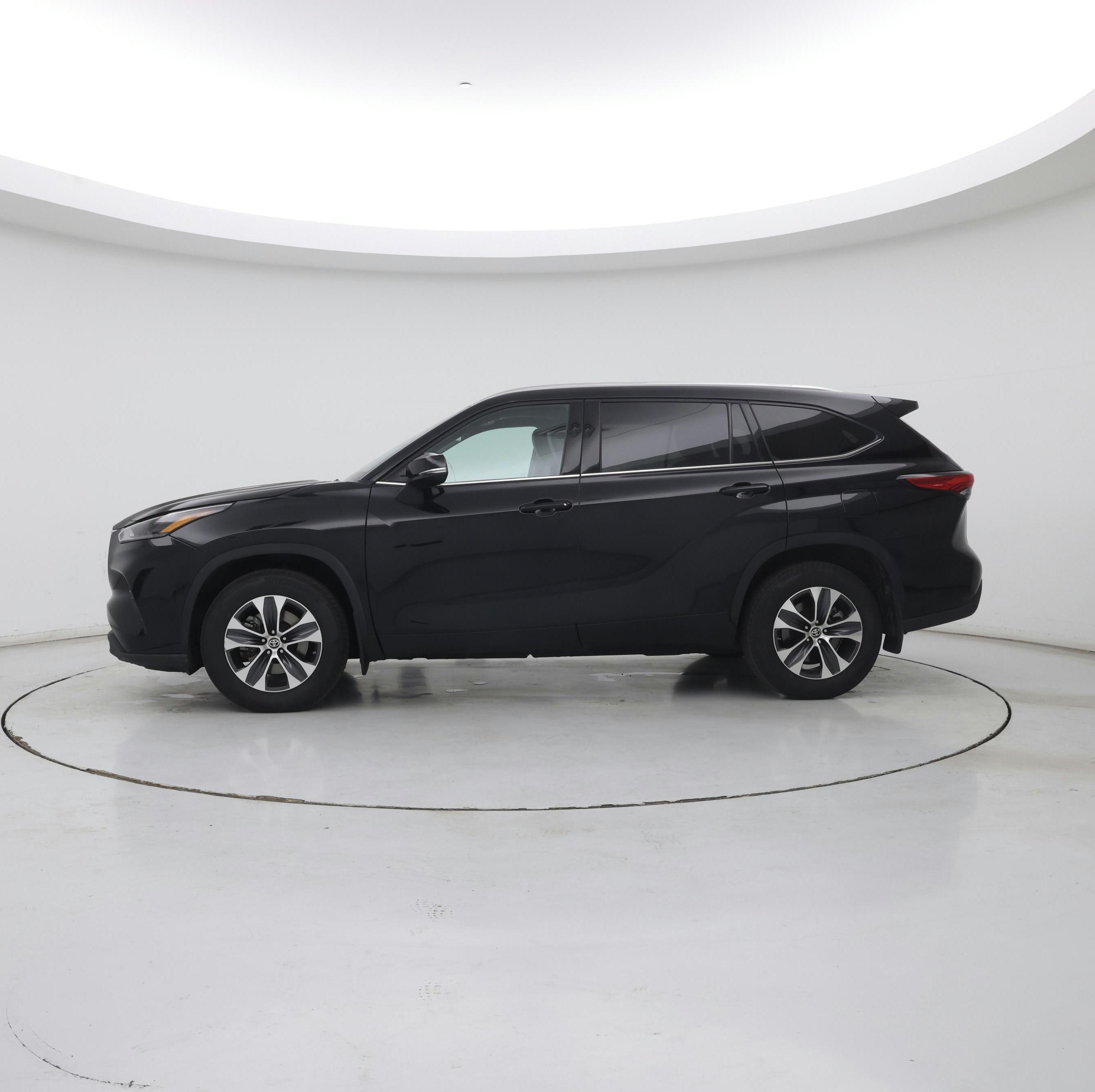 Thumbnail: 2021 Toyota Highlander - 3