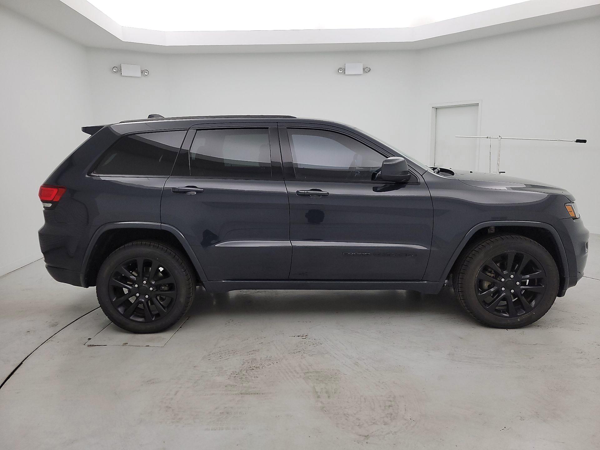 Thumbnail: 2017 Jeep Grand Cherokee - 4