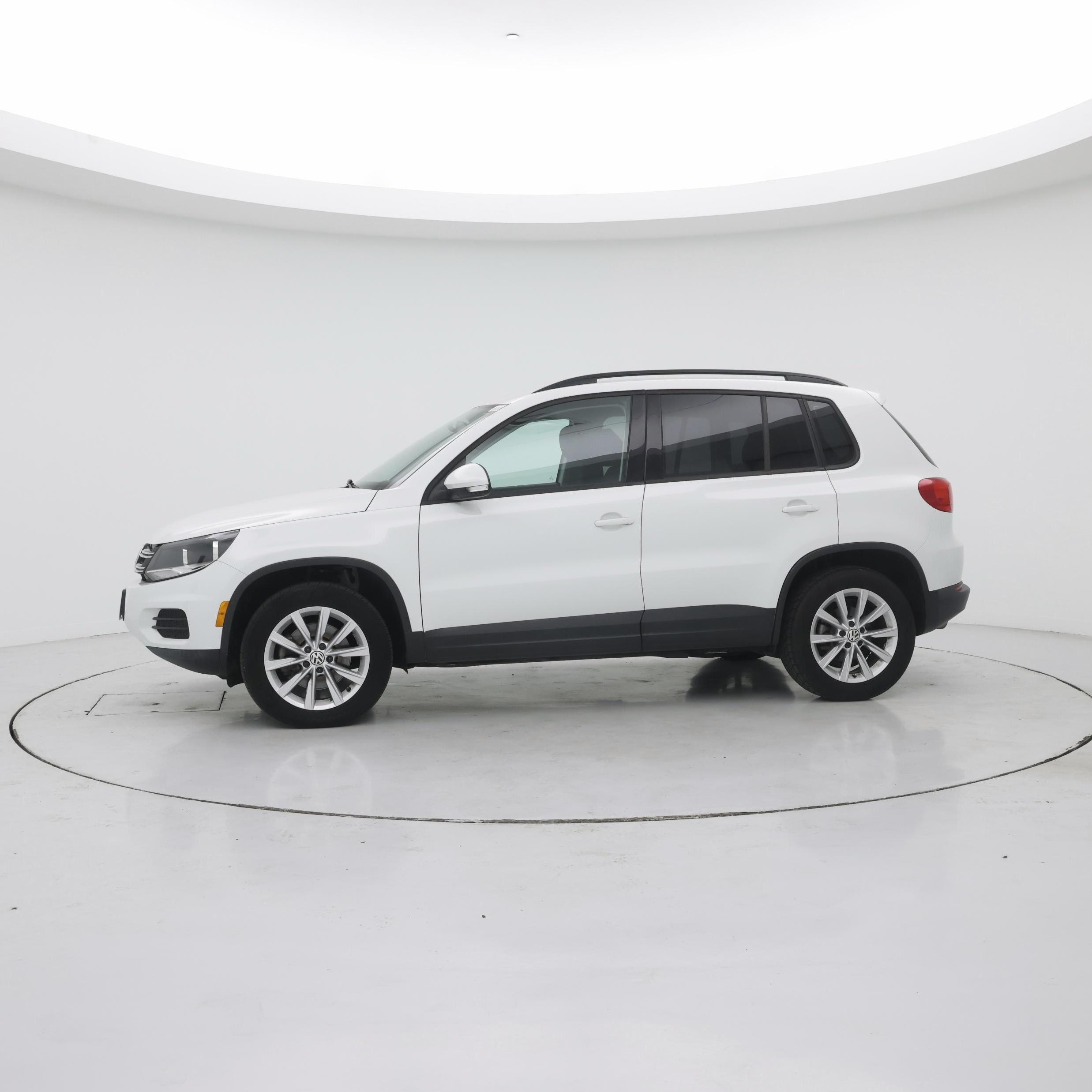 Thumbnail: 2017 Volkswagen Tiguan - 3