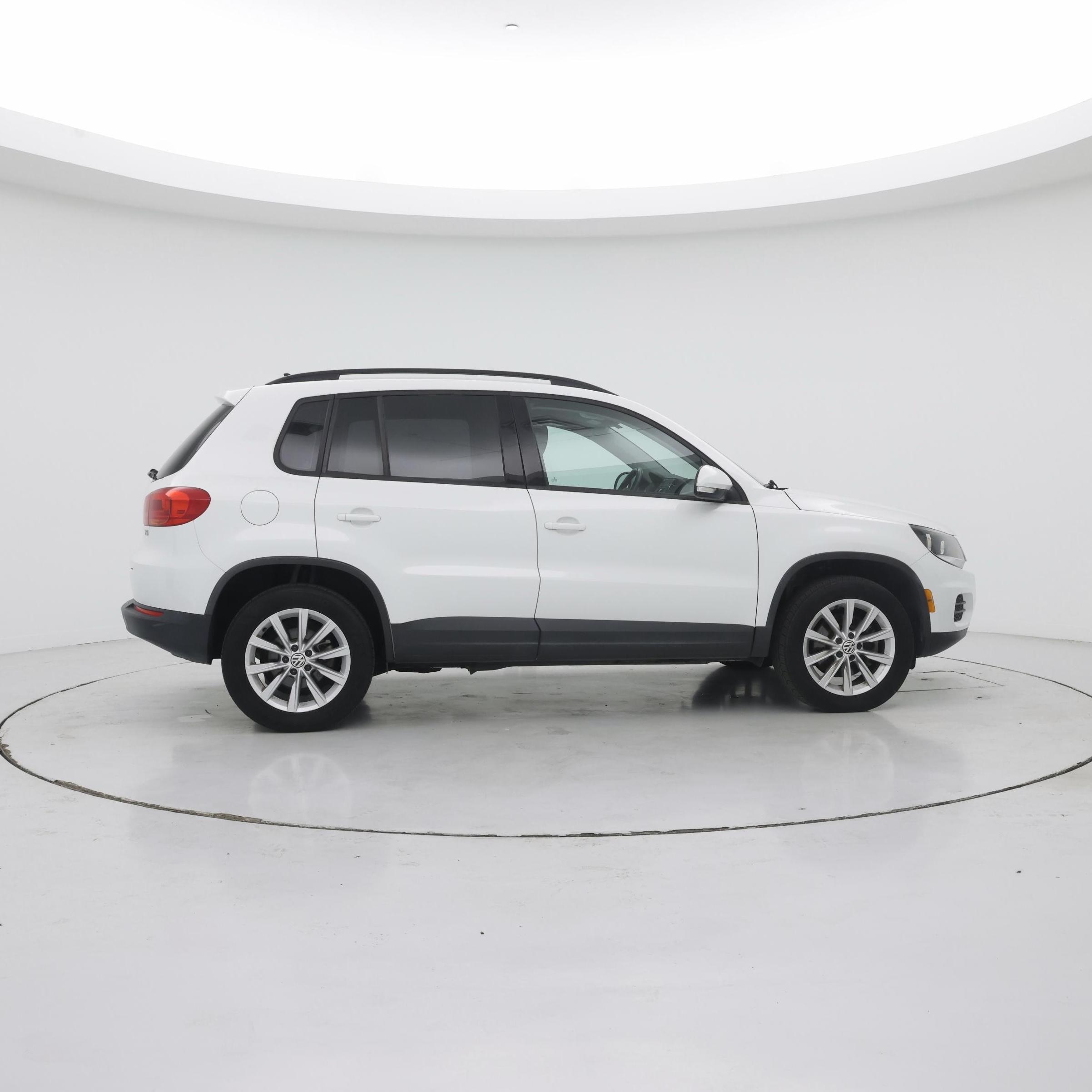 Thumbnail: 2017 Volkswagen Tiguan - 7