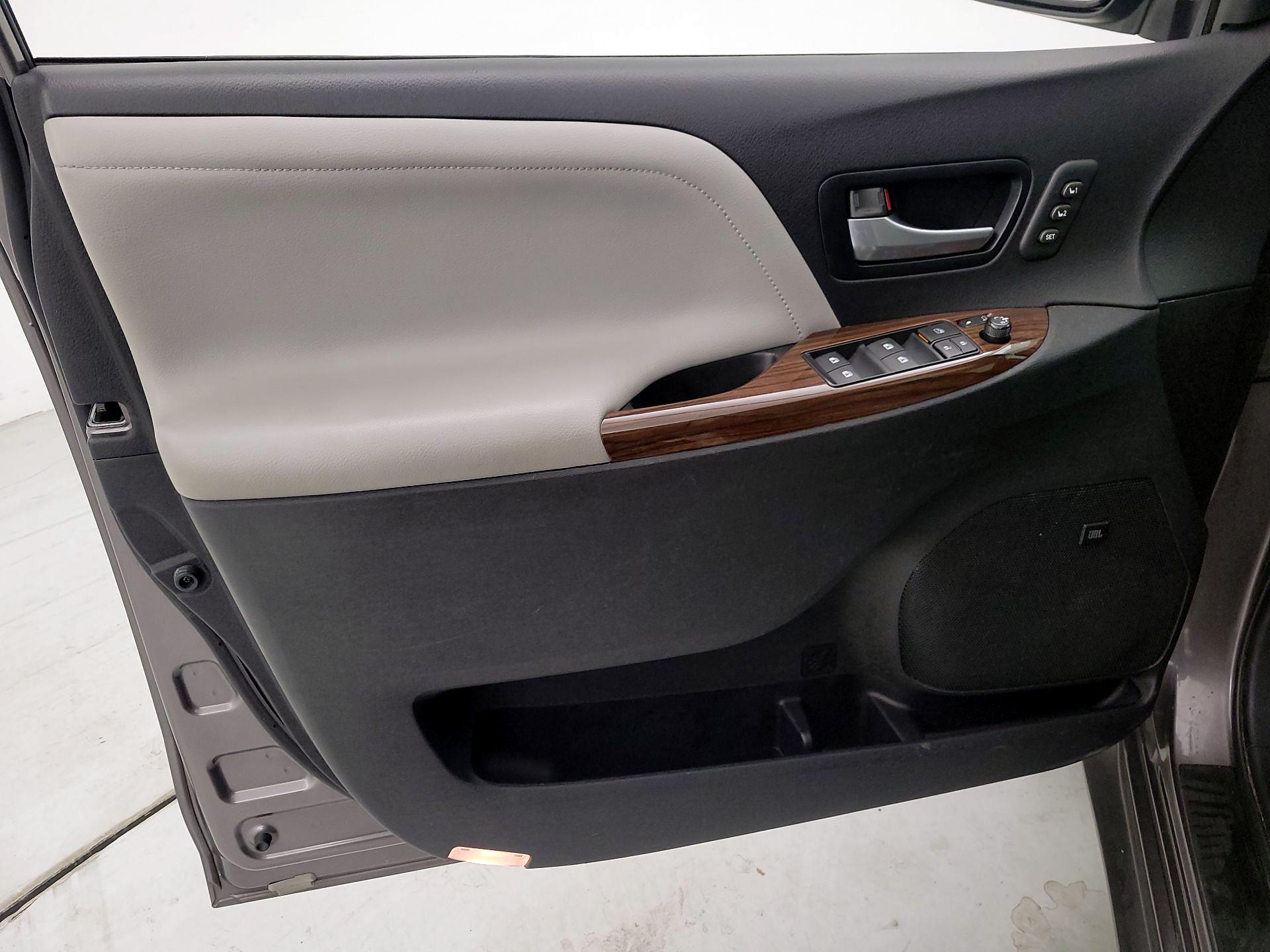 Thumbnail: 2015 Toyota Sienna - 12