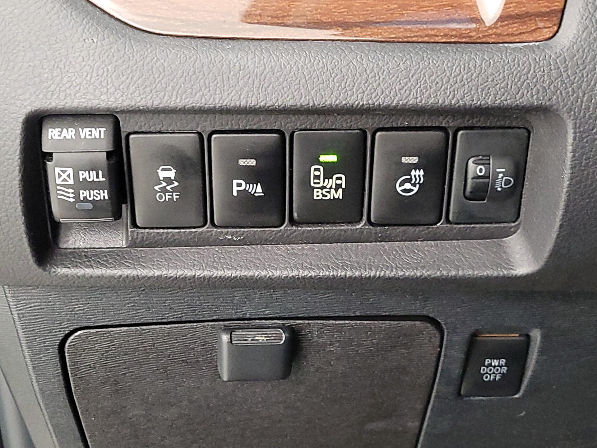 Thumbnail: 2015 Toyota Sienna - 13