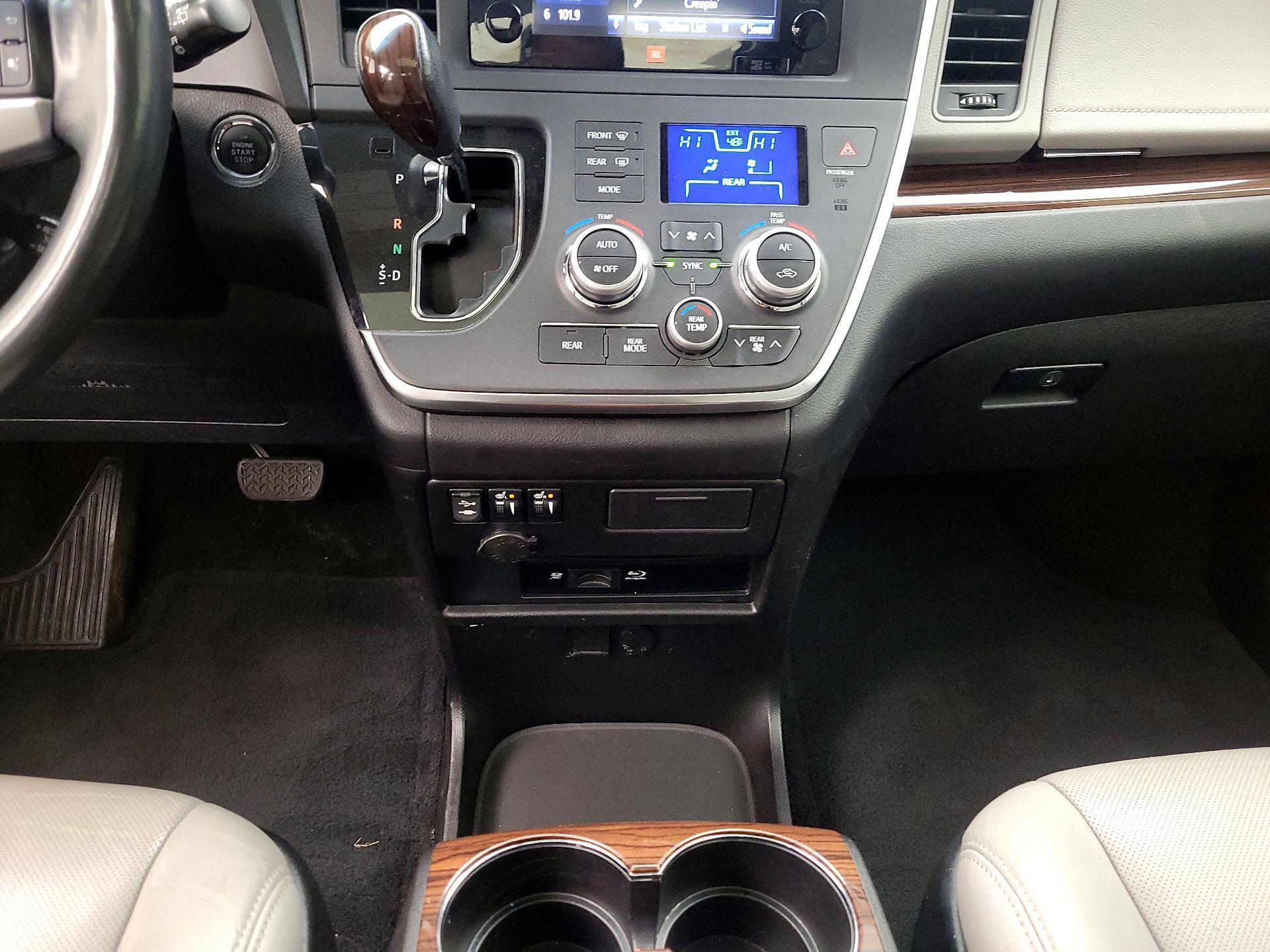 Thumbnail: 2015 Toyota Sienna - 17