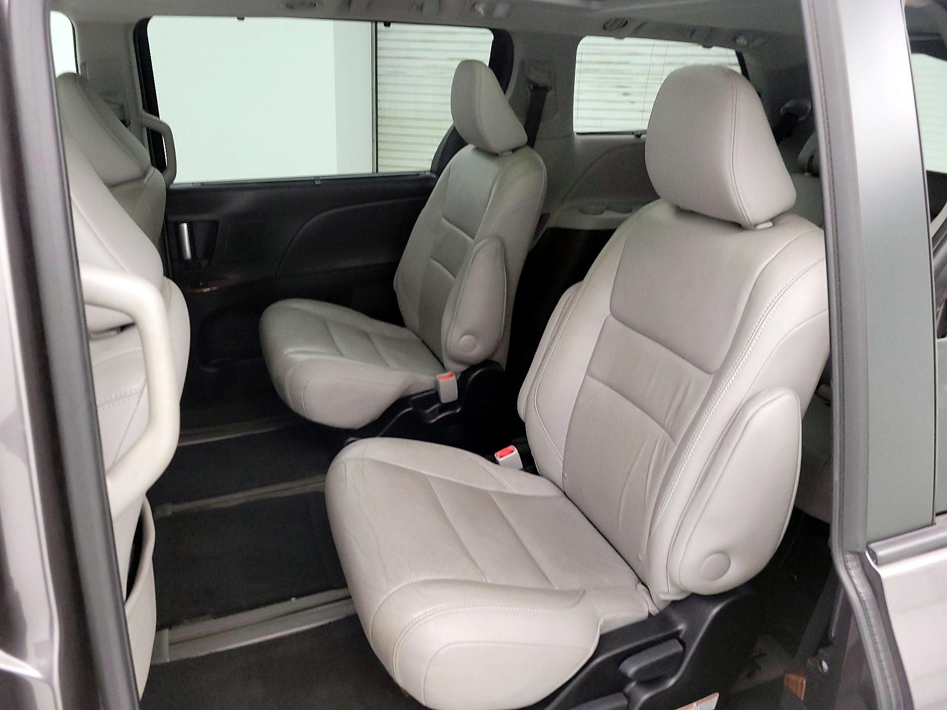 Thumbnail: 2015 Toyota Sienna - 20