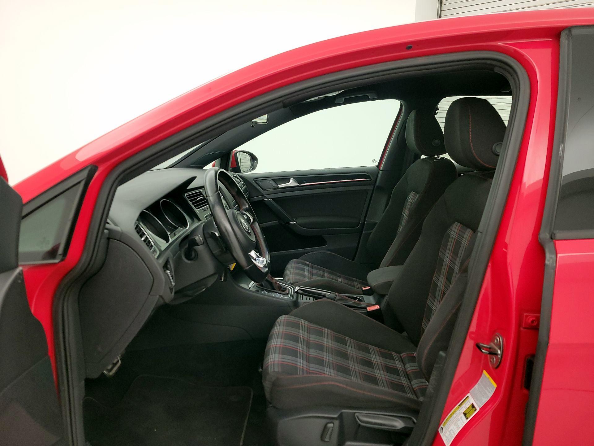 Thumbnail: 2015 Volkswagen Golf - 11