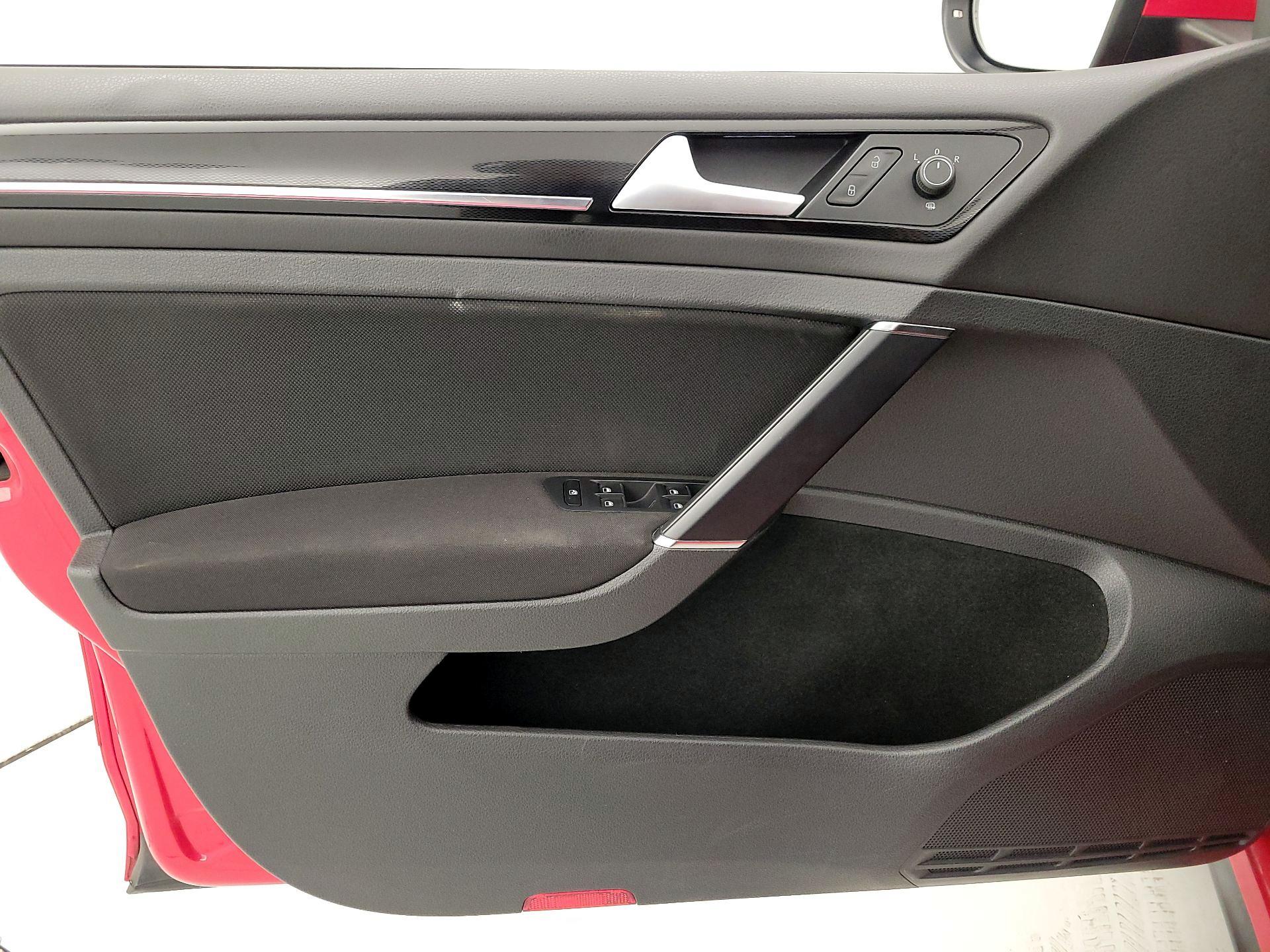 Thumbnail: 2015 Volkswagen Golf - 12