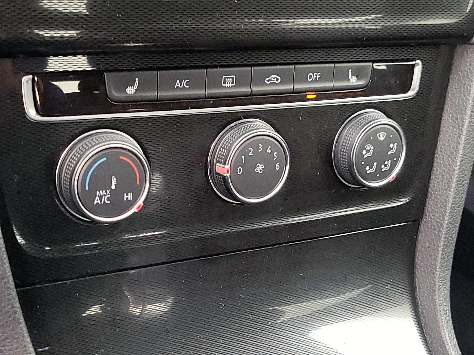 Thumbnail: 2015 Volkswagen Golf - 15