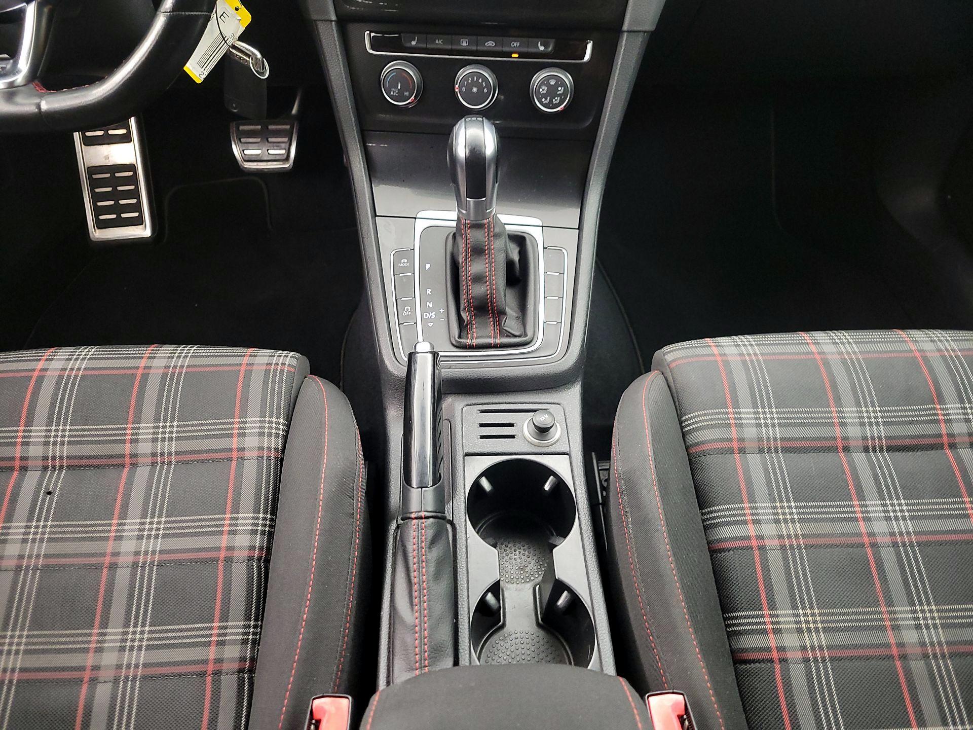 Thumbnail: 2015 Volkswagen Golf - 16